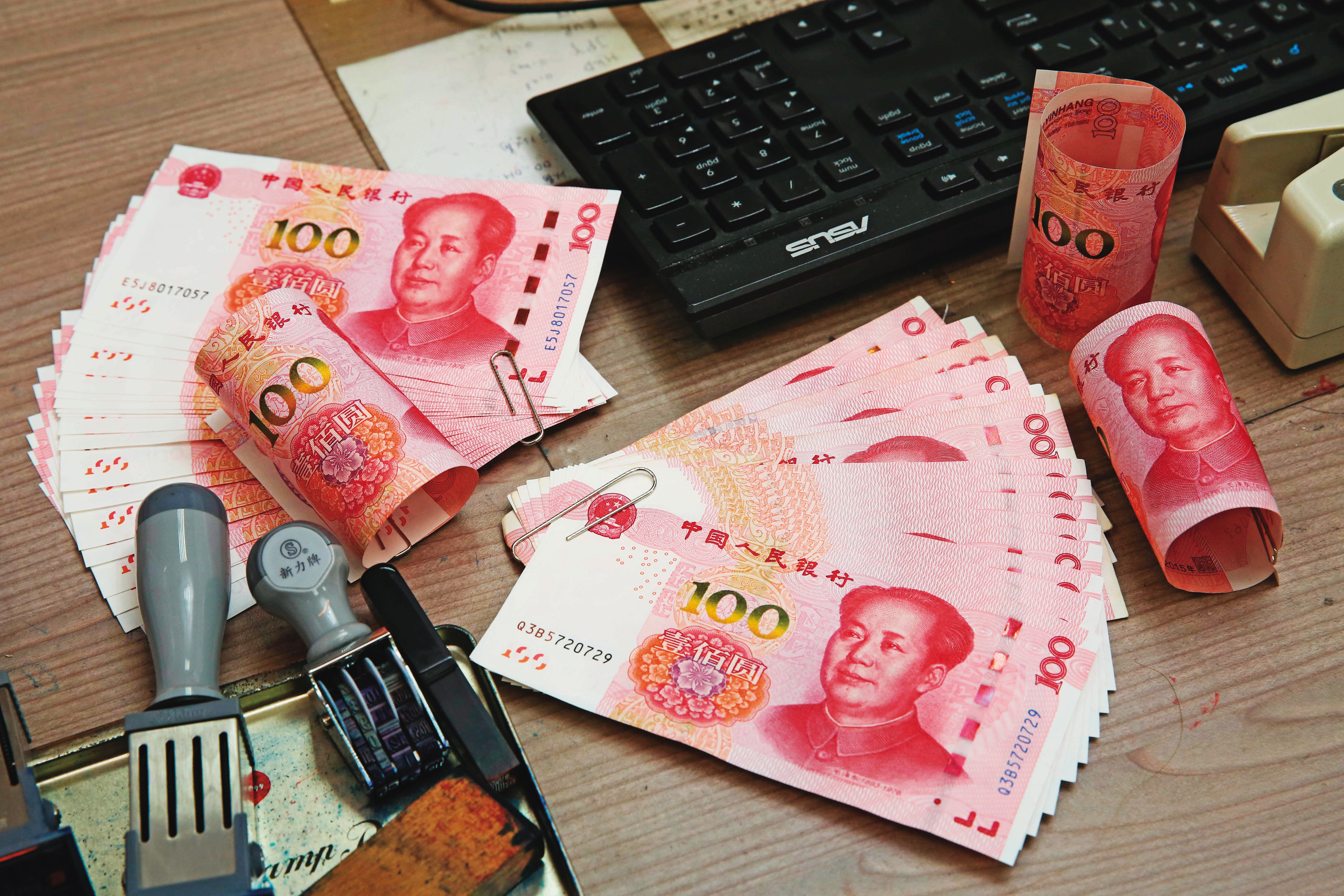 中國為抵消關稅衝擊，將推行匯率貶值政策，恐影響明年亞洲金融安定性。