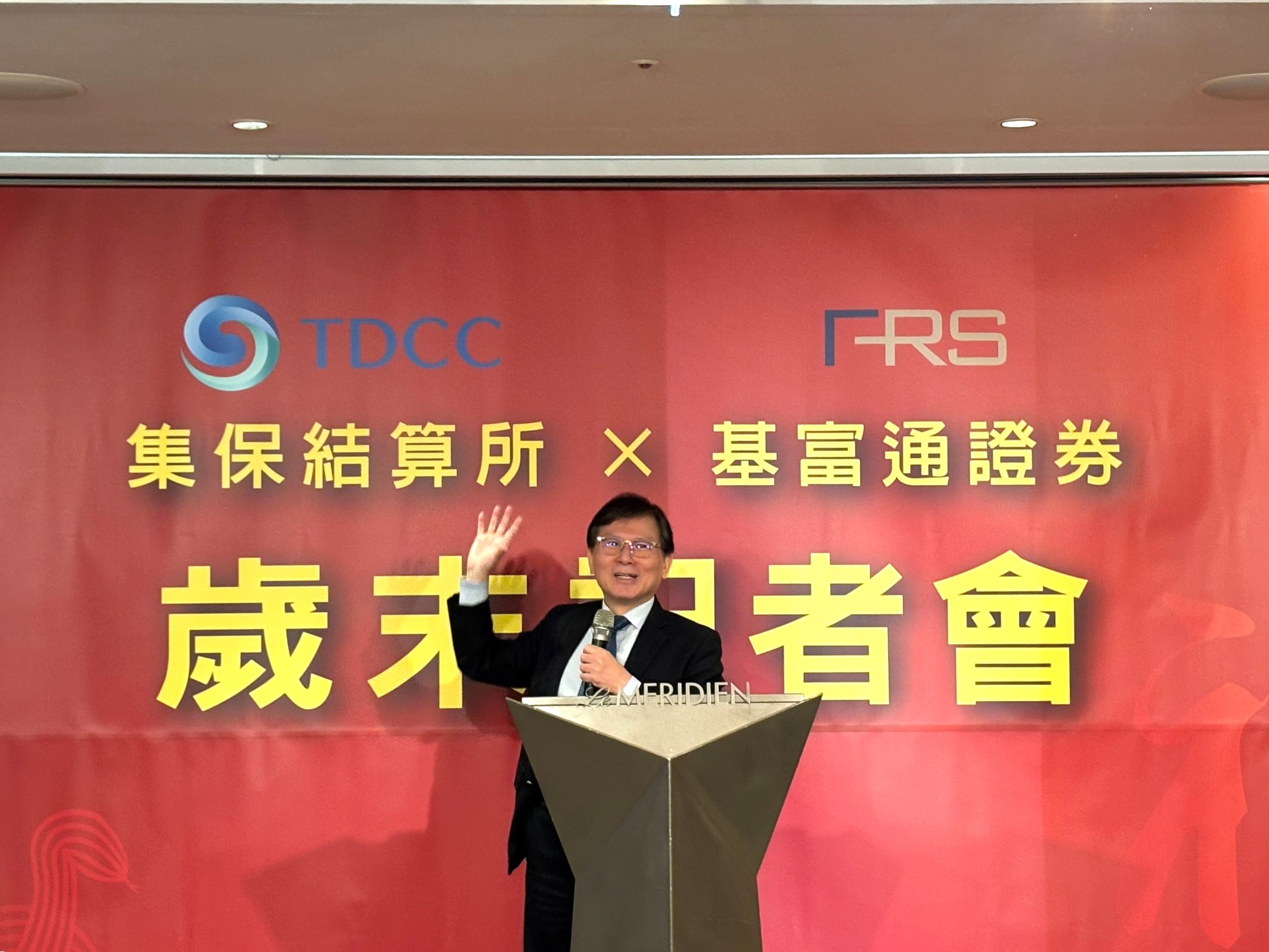 基富通證券、臺灣集中保管結算所、元大投信與安聯投信，將於11月8日晚上包場台北市立兒童新樂園，讓爸爸媽媽與孩子免費暢玩台北市立兒童新樂園。圖為臺灣集保結算所暨基富通董事長林丙輝（林哲良攝）