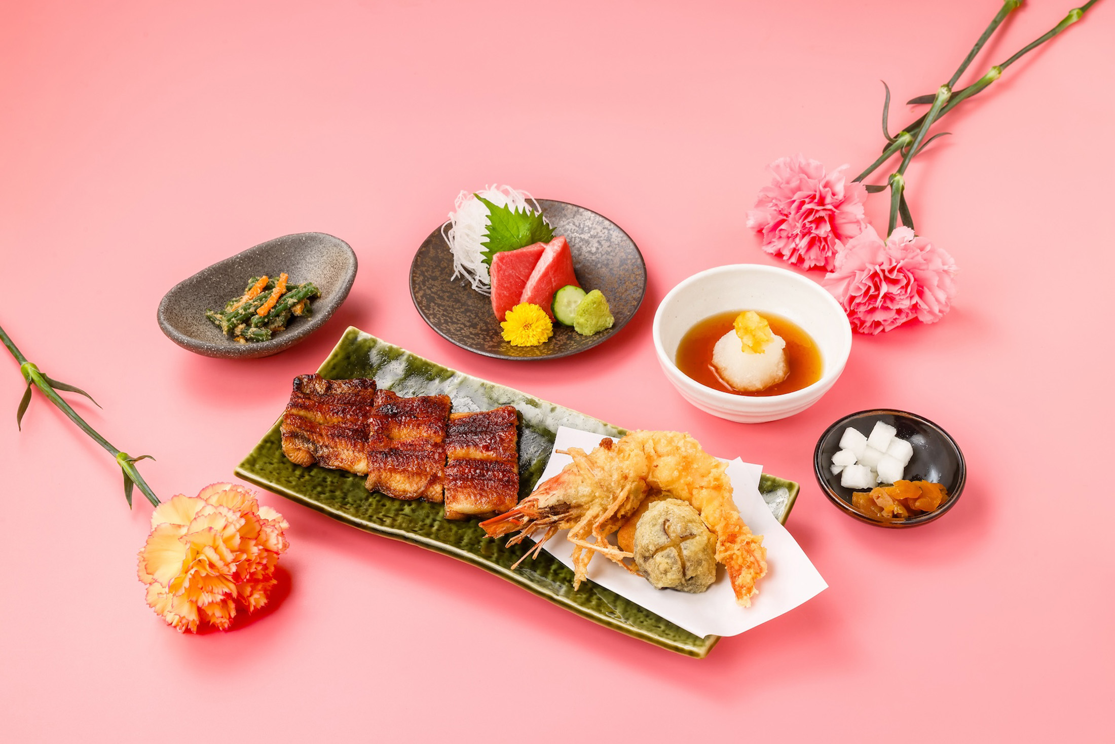 來自日本中部米其林餐盤推薦的鰻魚專賣店「うなぎ四代目菊かわ」，於台灣母親節期間獻上一次可吃到炭火直烤鰻魚飯、天婦羅、生魚片共三款代表性的日本料理餐點。（うなぎ四代目菊かわ提供）