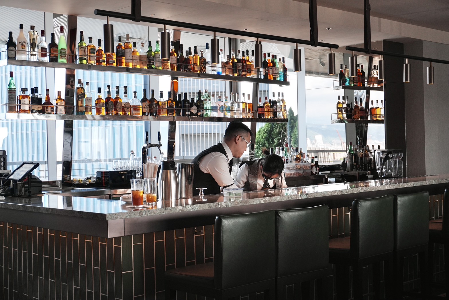 如台北店，台中店同樣設有酒吧，無論是否用餐都可以享受高空微醺的愜意。 
