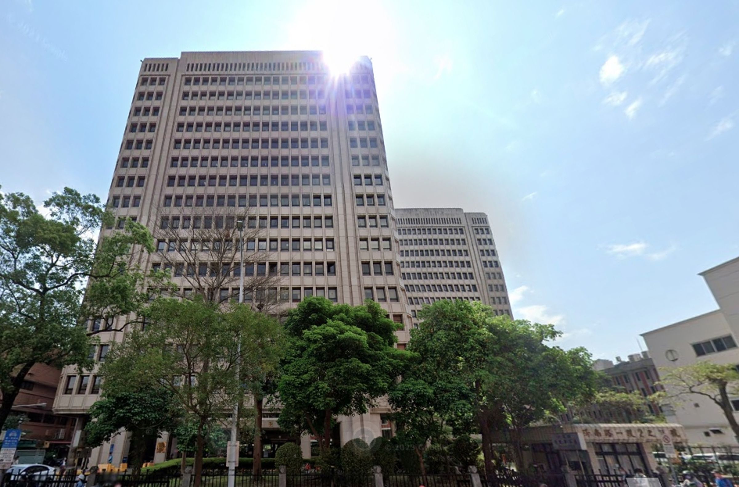 中央聯合辦公大樓北棟收到一封恐嚇爆炸信,威脅將於多層樓放置炸彈。(翻攝自google maps)