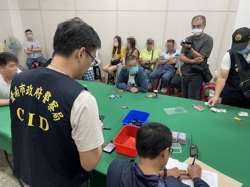 警方發現該工廠白天正常營運，到了下班時間，有很多「加班」員工，有些還著女伴陪同，結果查出是個「夜間部賭場」。（警方提供）