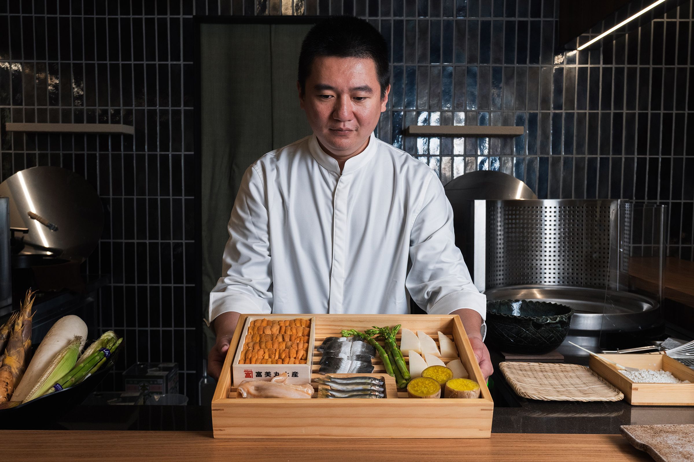 「作 天麩羅．割烹」執行長李昱緯融合兩大日本料理核心技法。（豊漁餐飲集團提供）