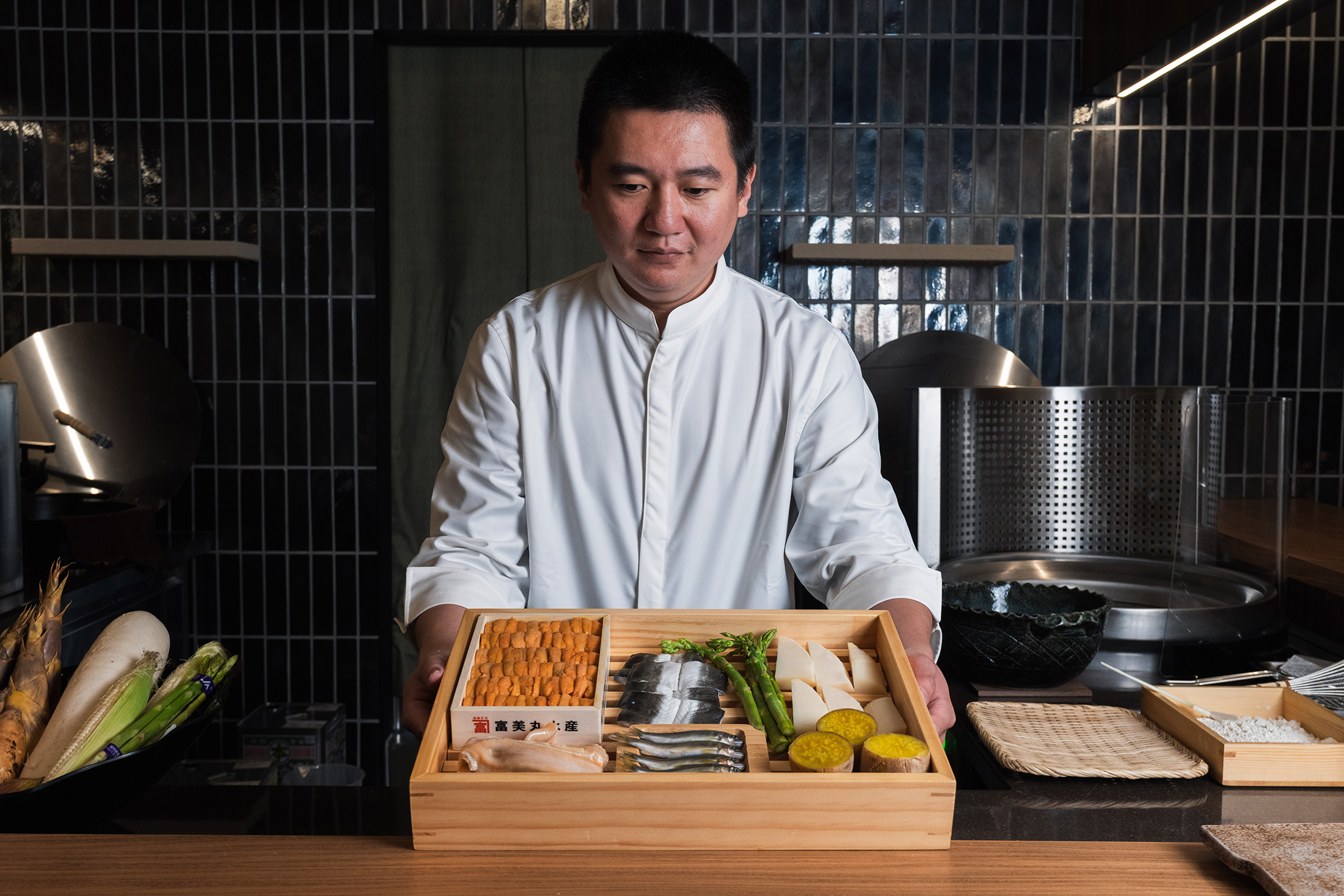 「作 天麩羅．割烹」執行長李昱緯融合兩大日本料理核心技法。（豊漁餐飲集團提供）