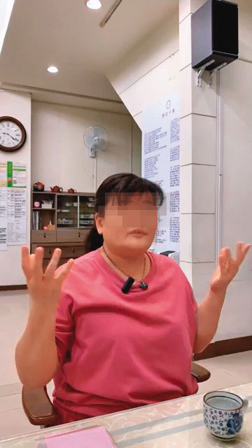 女學員表示正在被不同國家的土地公附身，但過程中被抓包在偷笑。（讀者提供）