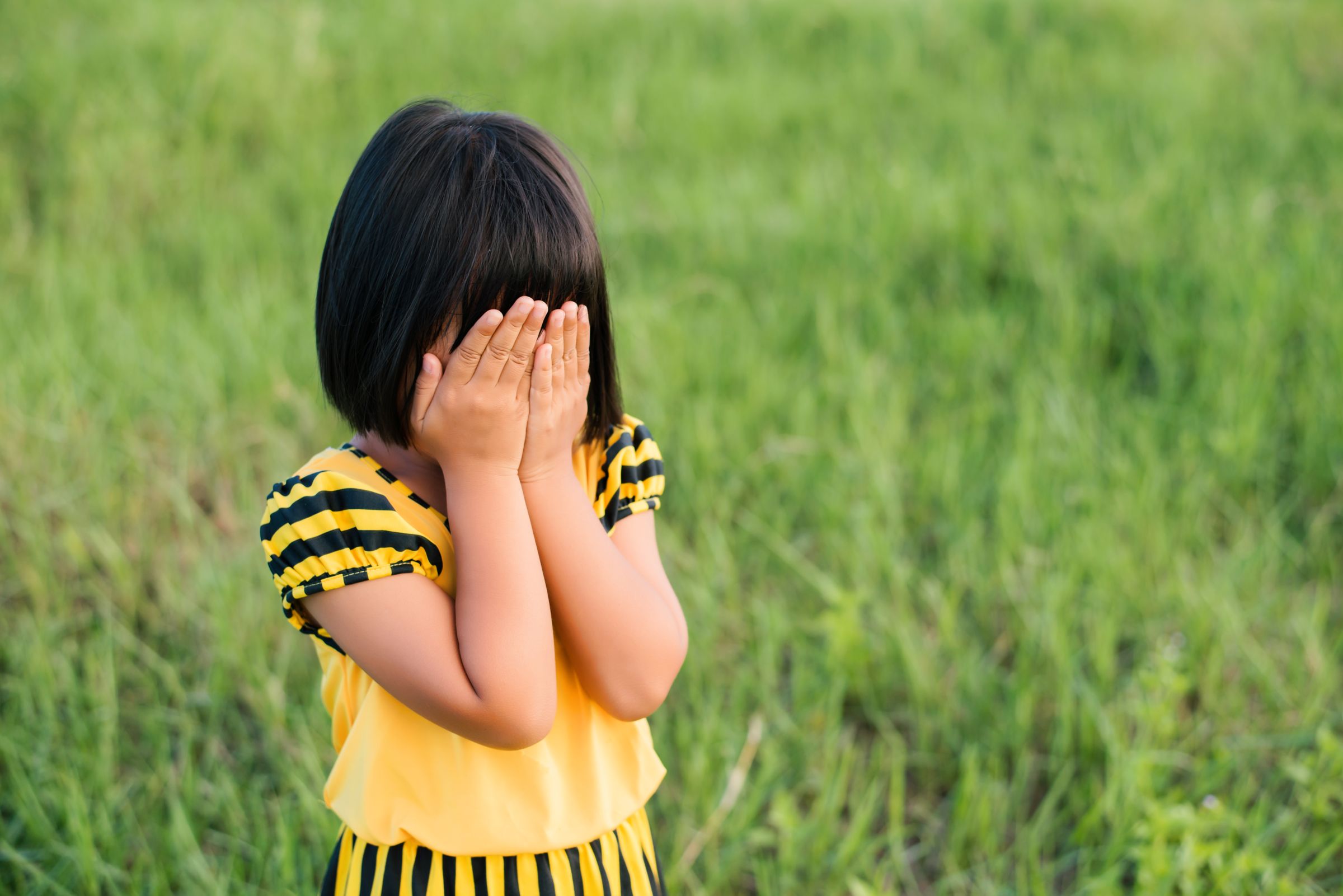 6歲女兒拒上學「拔髮快禿光」,家長控基隆某幼兒園虐童。(示意圖;freepik)