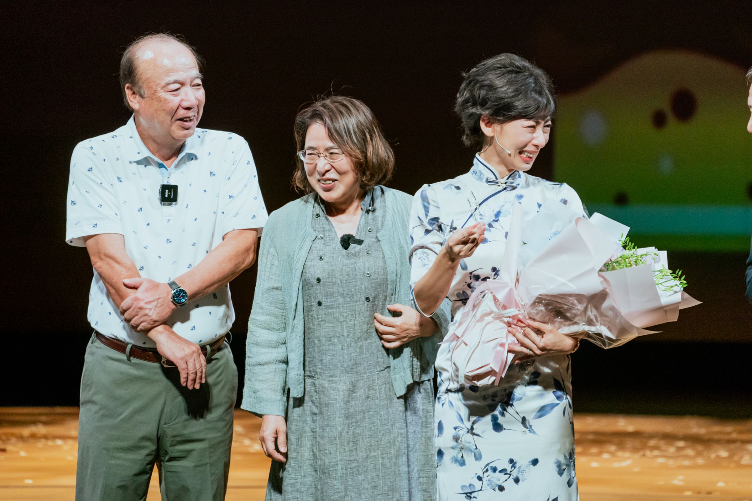 大久保麻梨子（右）過40歲生日，《時光の手箱：我的阿爸和卡桑》台上慶生，父母（左與中）秘密登台獻花。（圖：財團法人影想文化藝術基金會提供）