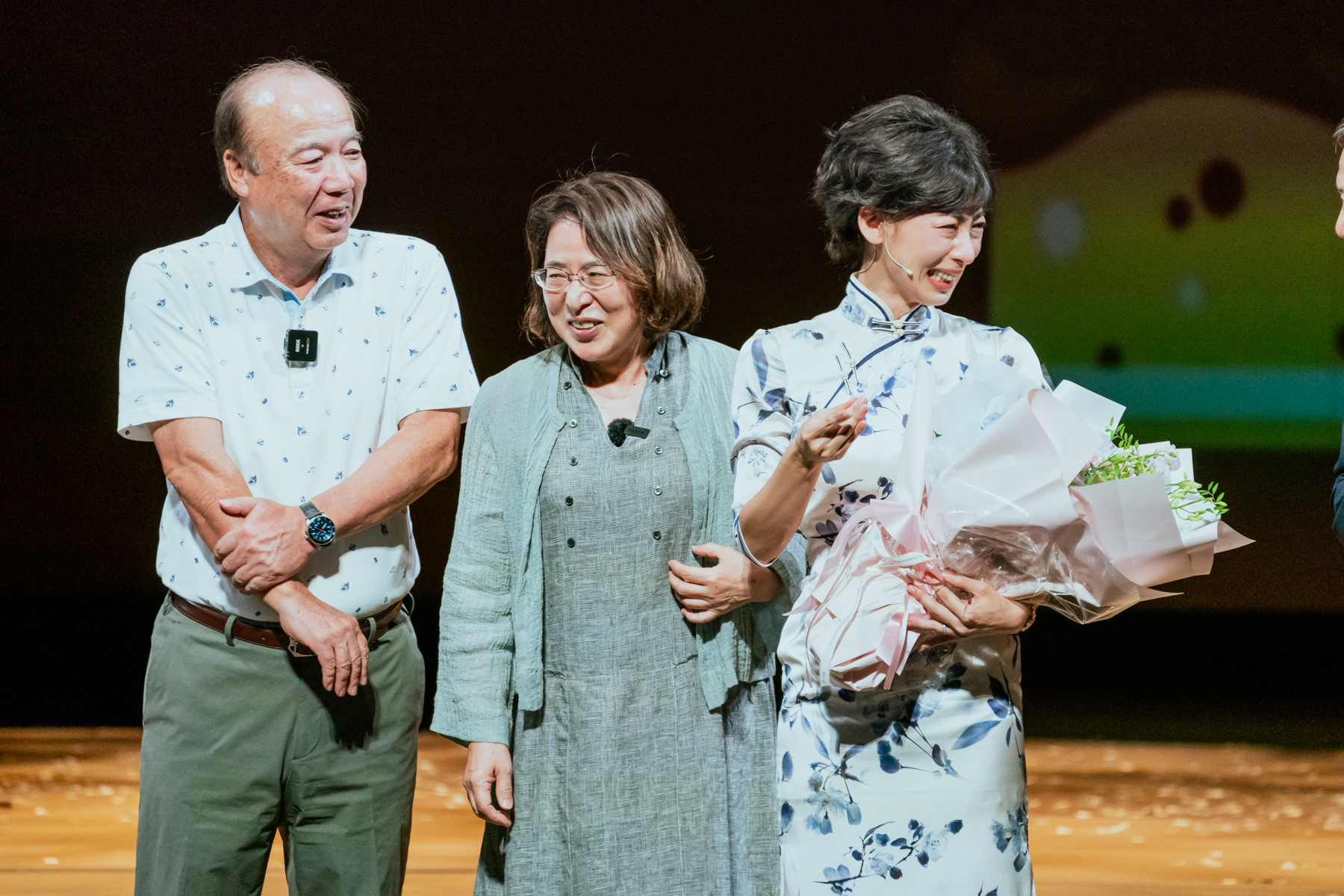 大久保麻梨子(右)過40歲生日,《時光の手箱:我的阿爸和卡桑》台上慶生,父母(左與中)秘密登台獻花。(圖:財團法人影想文化藝術基金會提供)