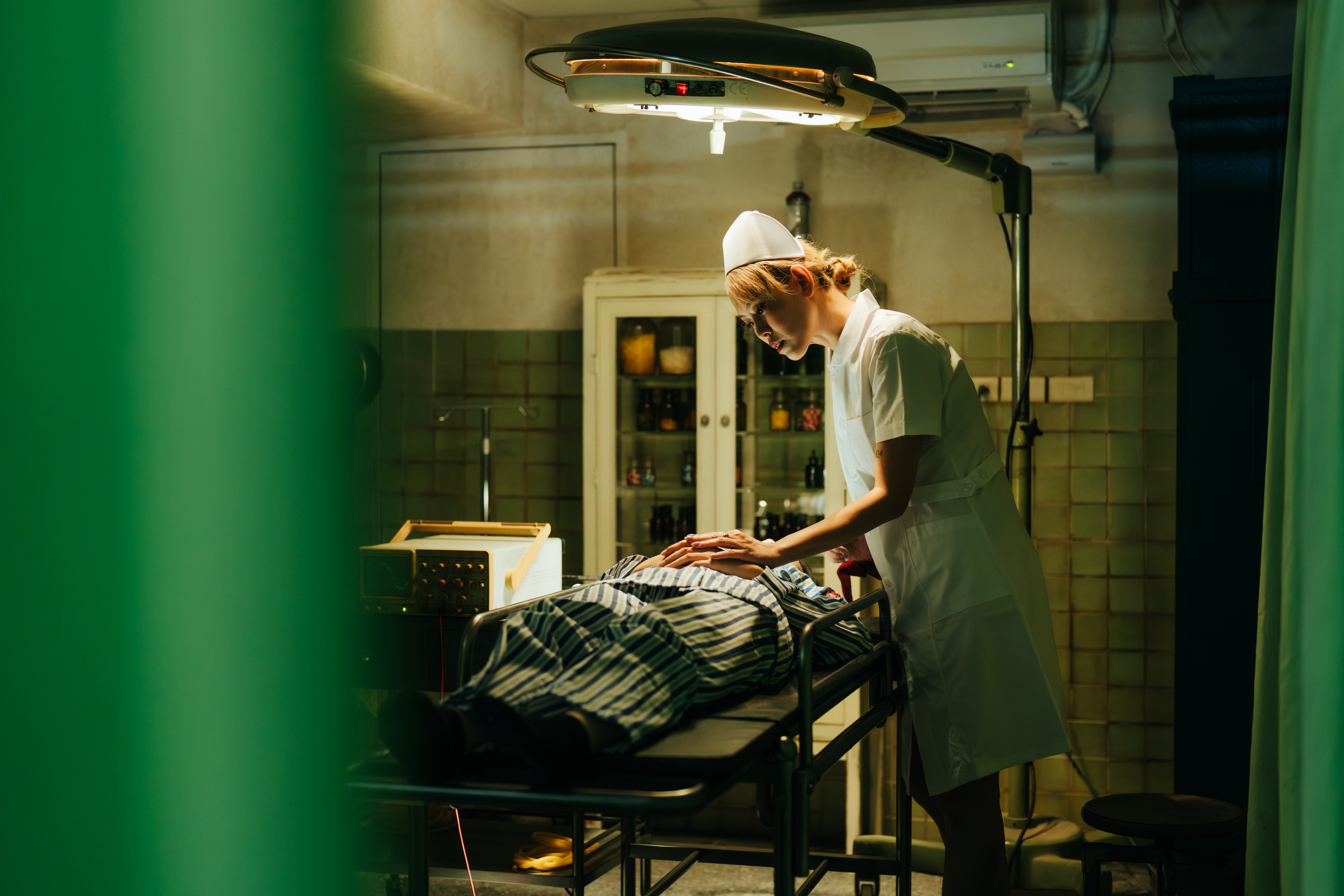 《昨日病房 Yesterday Once More》 以1970 年代的神秘療養院為背景,展開燈塔療程。(笨蛋工作室提供)