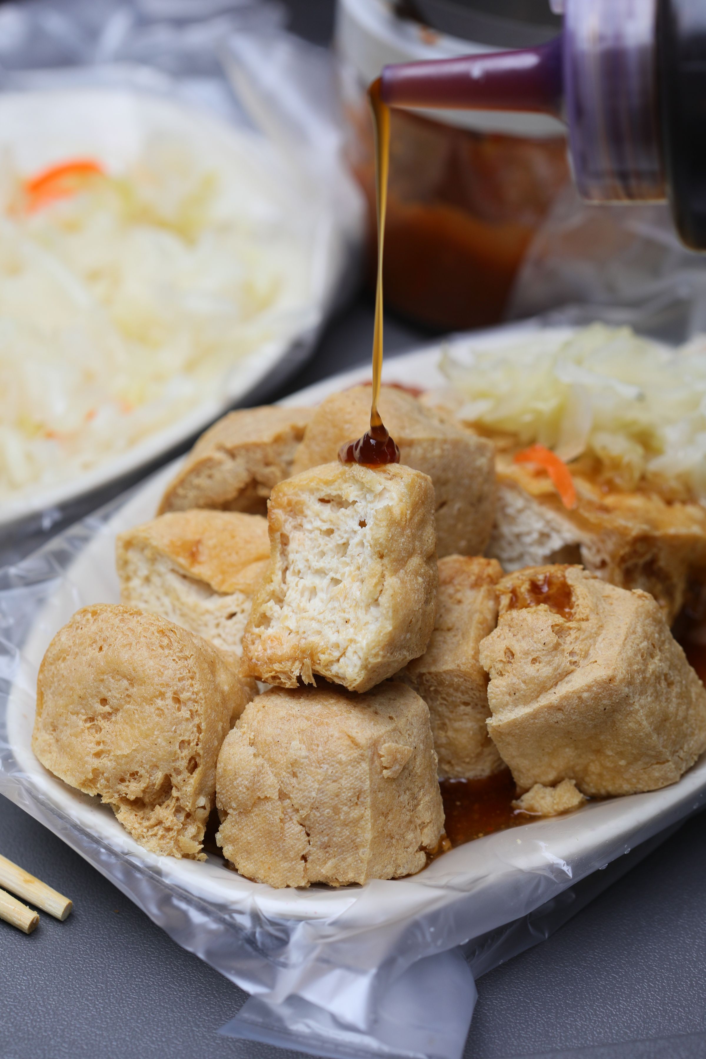 「臭豆腐」炸得外酥內軟，脆皮內的豆腐肉又厚又嫩，冷掉也好吃。（65元／份）