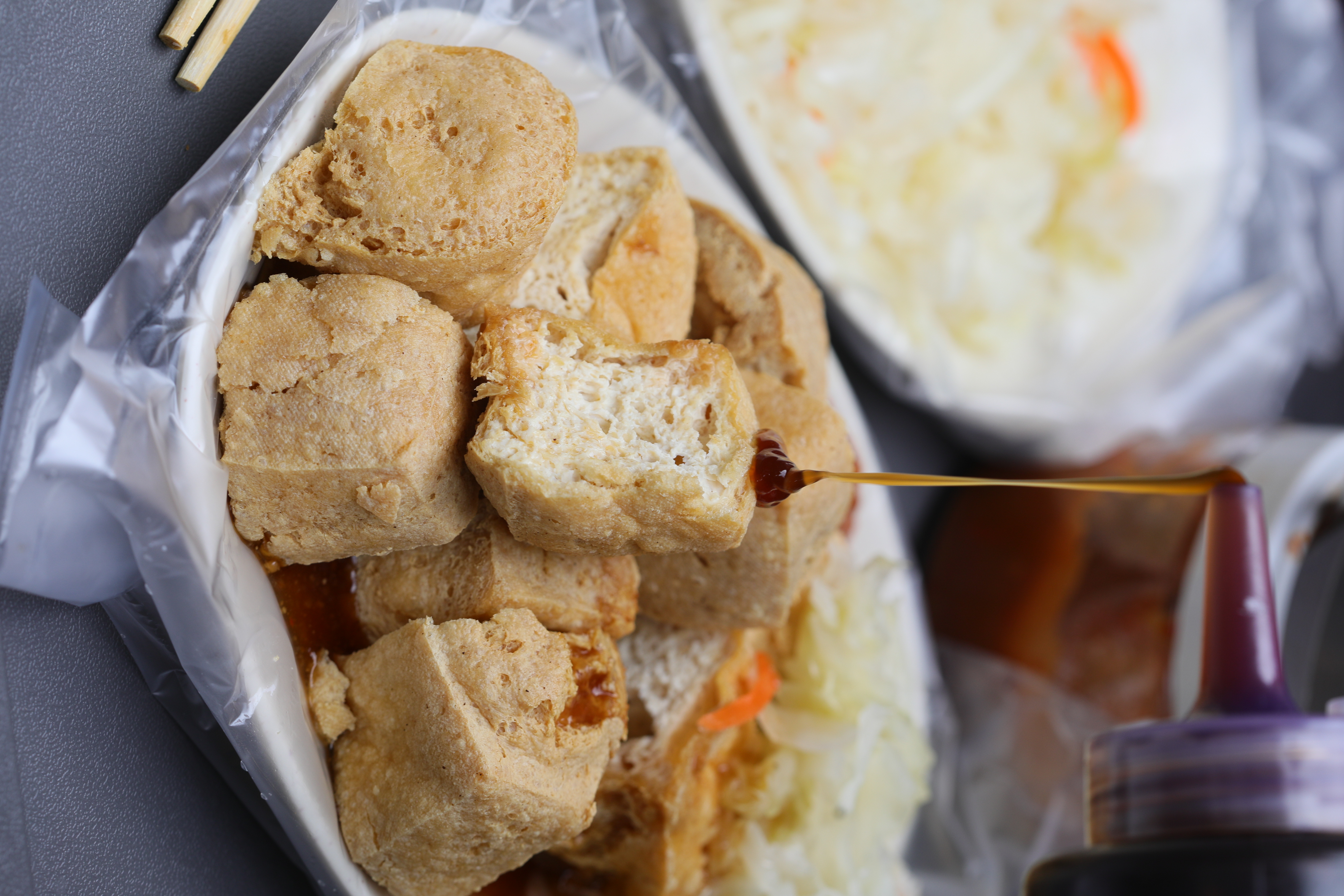 「臭豆腐」炸得外酥內軟，脆皮內的豆腐肉又厚又嫩，冷掉也好吃。（65元／份）