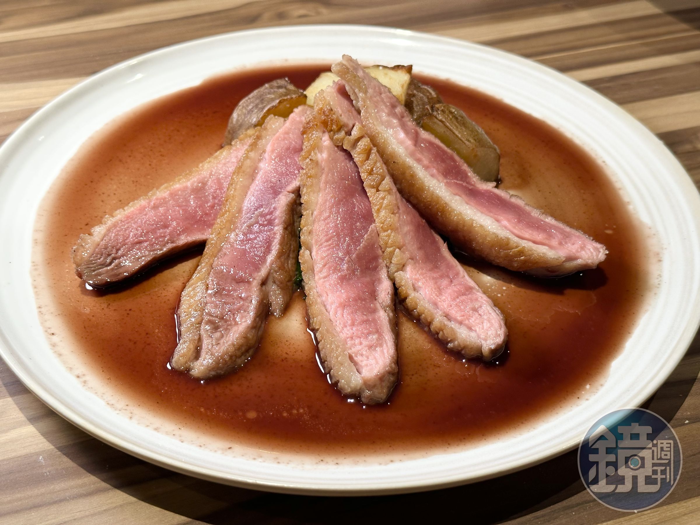 「烤玫瑰鴨胸」5分熟肉質粉嫩扎實,鴨皮香脆不油。(1,320元/份)