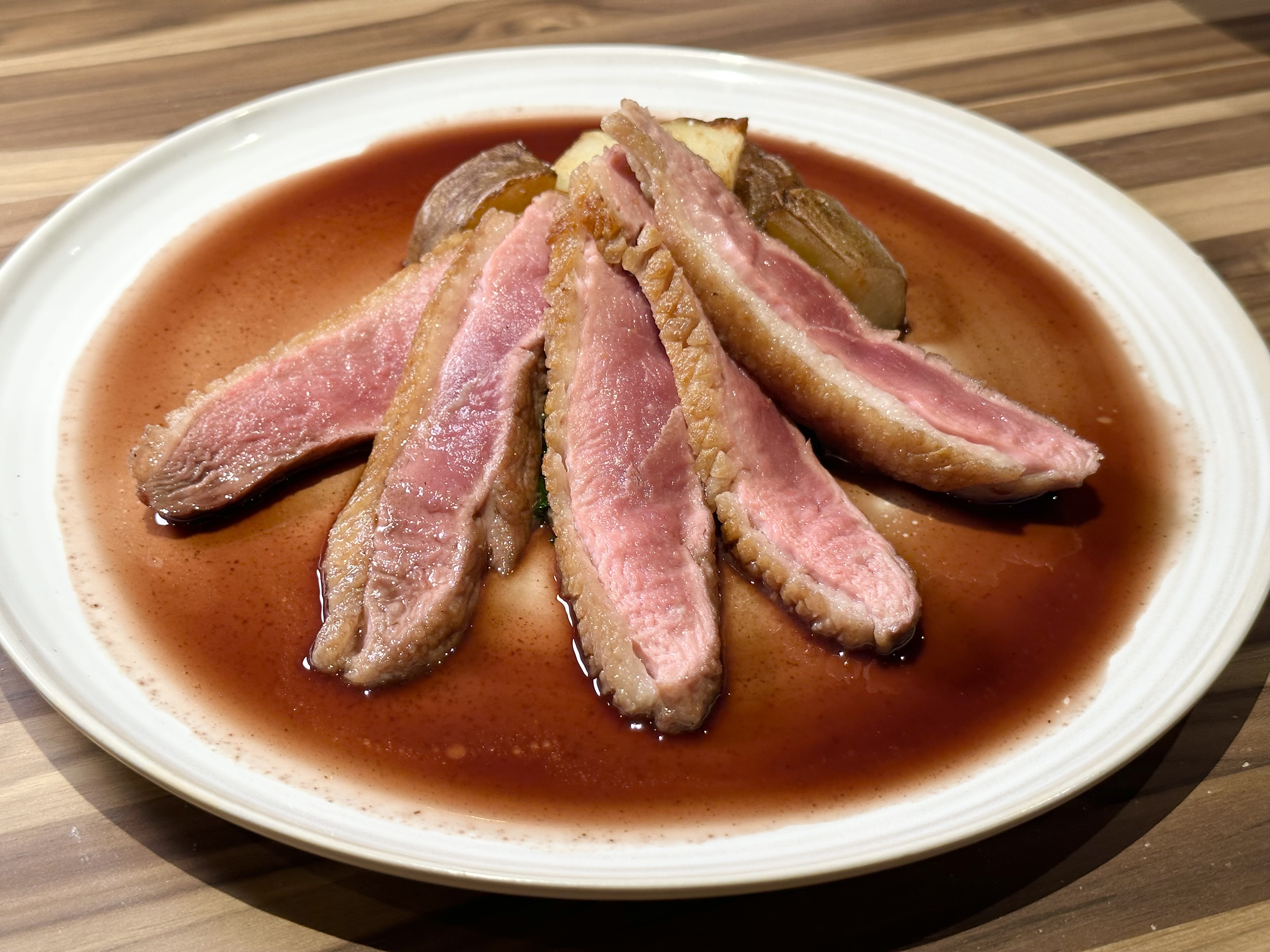 「烤玫瑰鴨胸」5分熟肉質粉嫩扎實，鴨皮香脆不油。（1,320元／份）