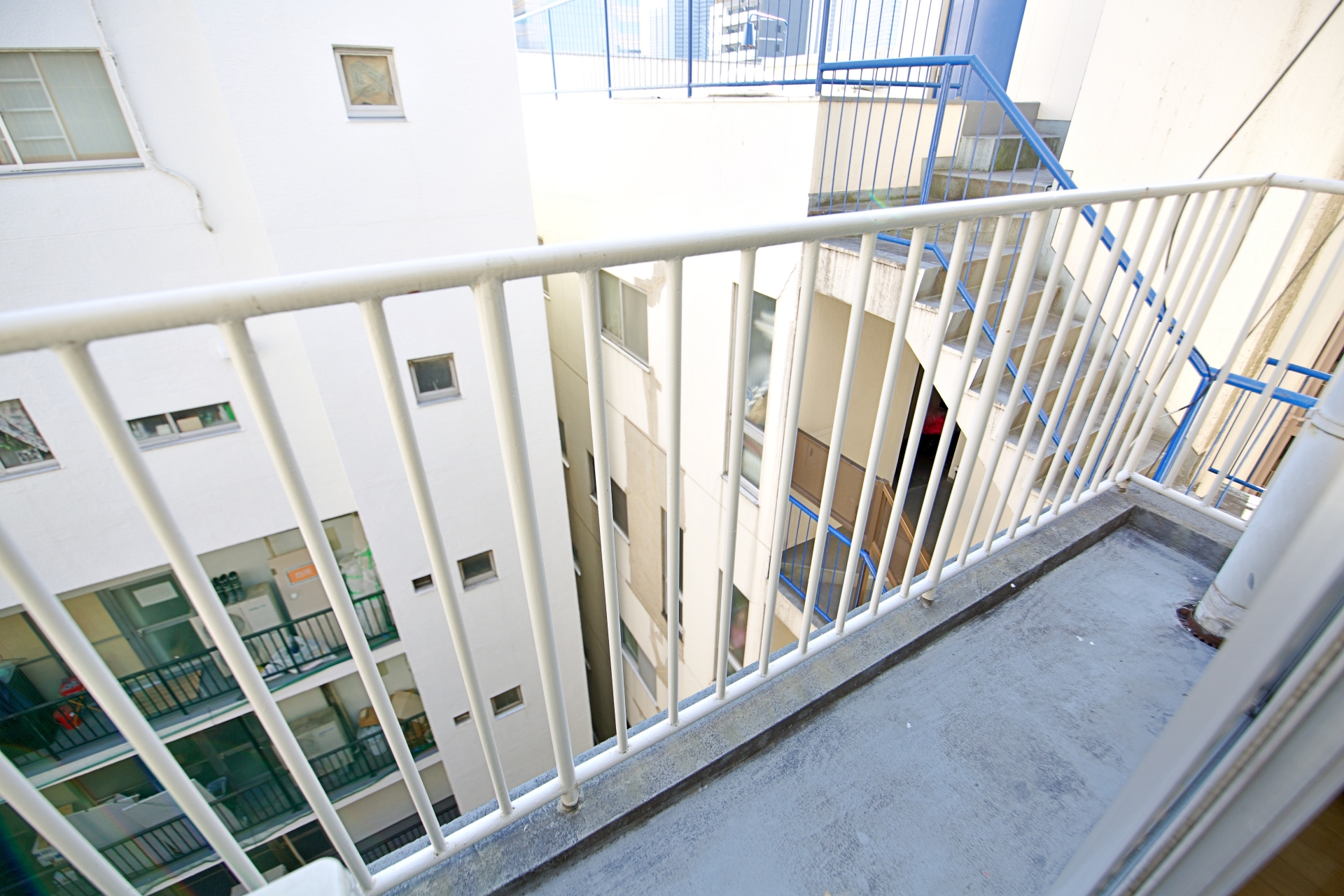 新北市一名男子不僅尾隨女生回家，甚至還躲在女方租屋處的頂樓意圖性侵。（示意圖，photoAC提供）