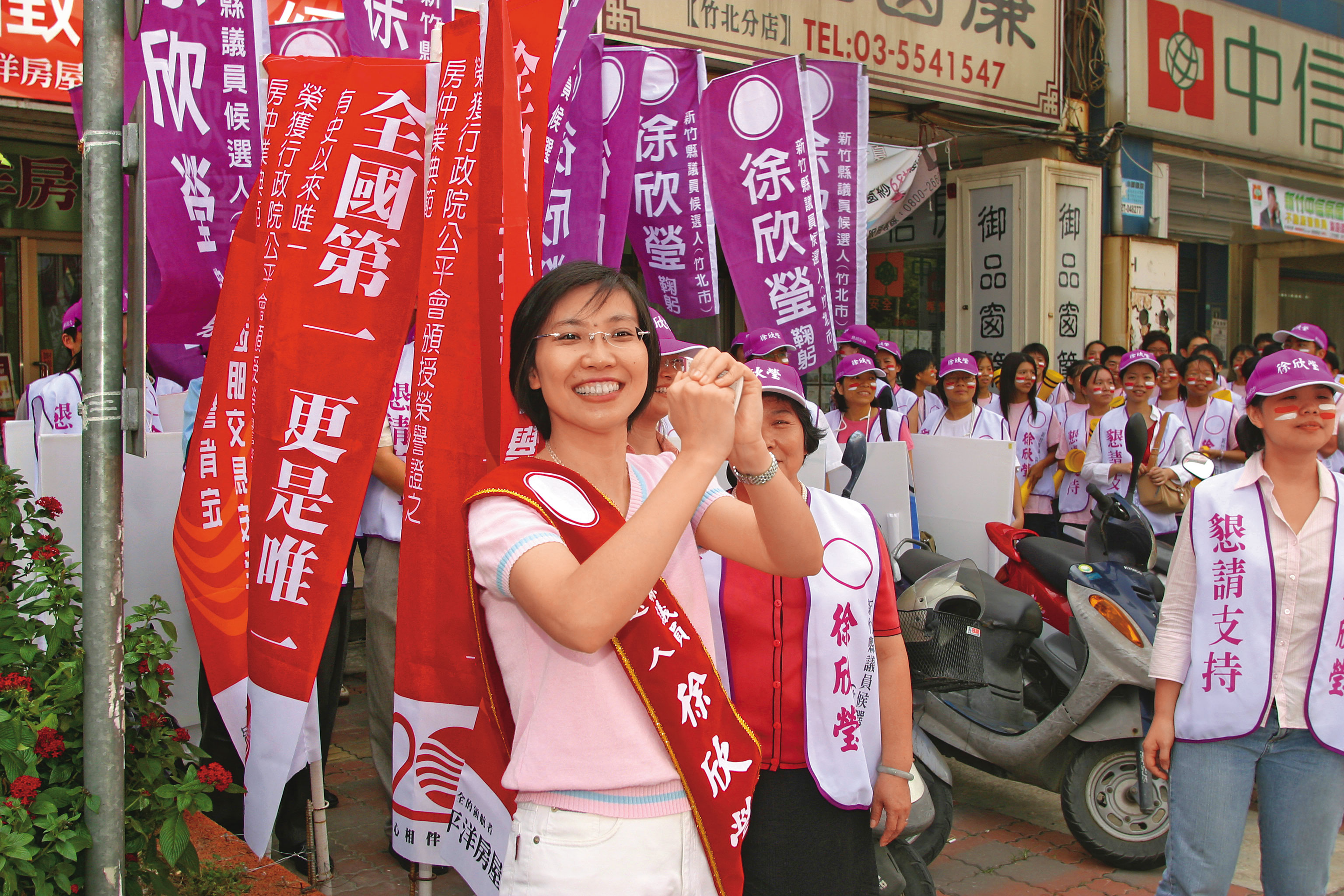 2005年,徐欣瑩以無黨籍首度參選,高票當選新竹縣議員。(徐欣瑩提供)