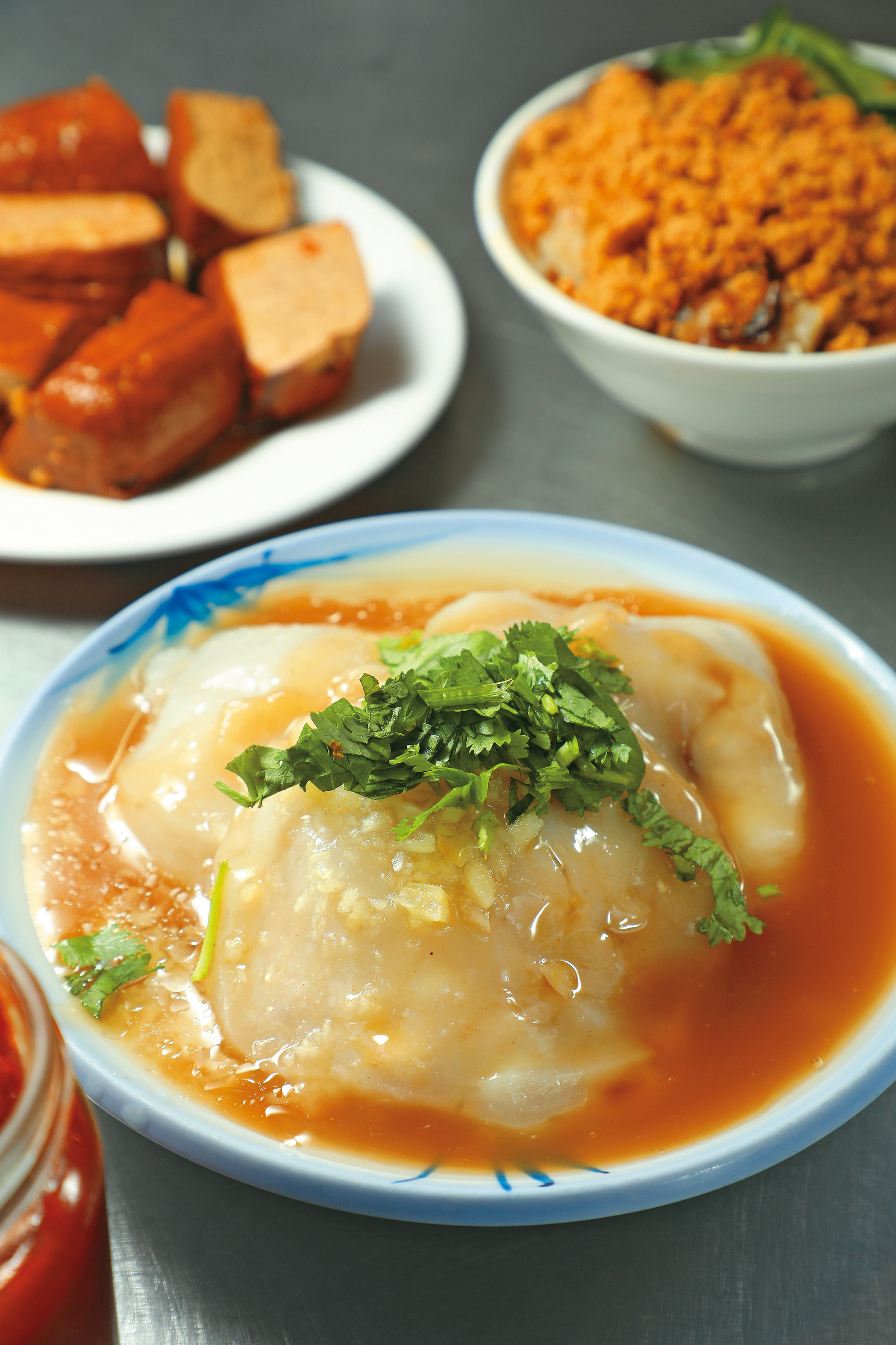萬全的「肉圓」（前，45元／個）、「米糕」（右後，35 元／小碗）和「特製豆乾」（左後，30元／個）都非常精彩。