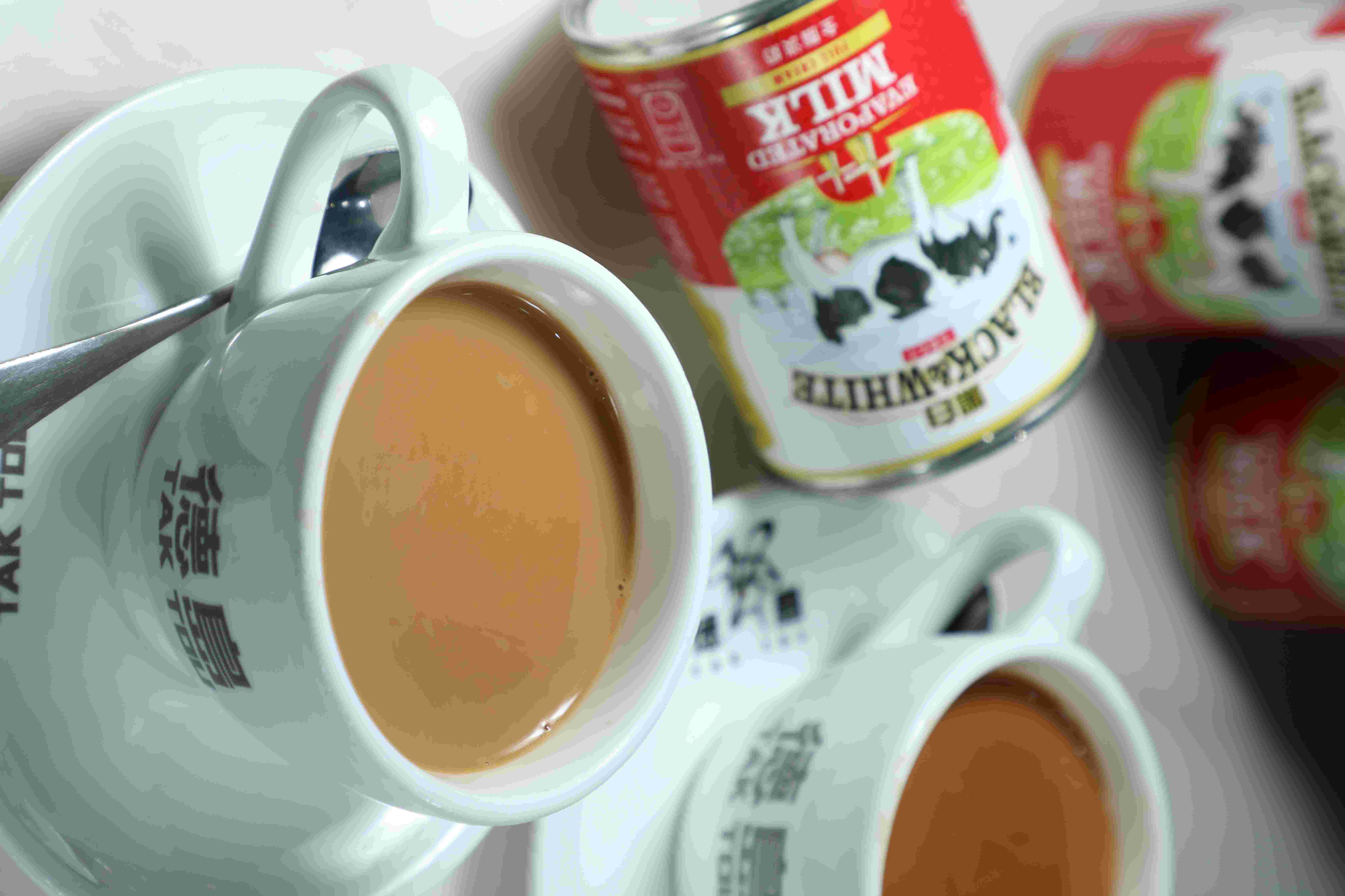 「冠軍奶茶」(前)與「金牌鴛鴦」(後)是來德島必點的招牌飲品。(熱飲皆港幣24元/杯,約NT$97)