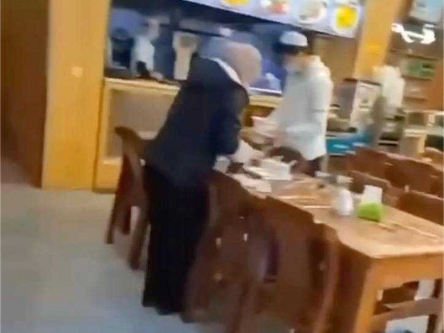 吃牛肉麵配小菜，女當場吸吮「男子人肉腸」超變態。（翻自《黑料網》）