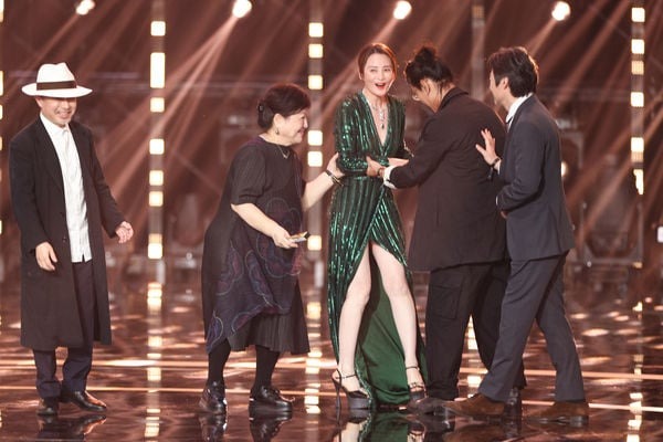 中國女星性感露美腿登台，失足慘摔疑洩春光！畫面被瘋傳。（翻自微博）