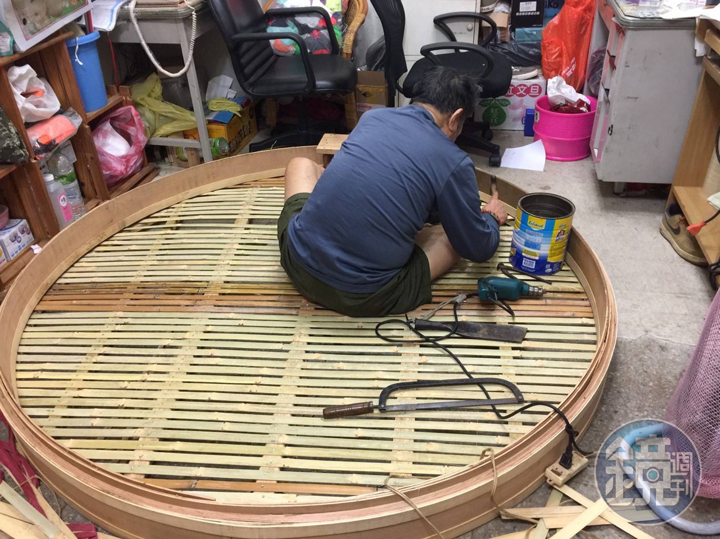 桃園一家餐廳為了打造蒸籠宴，曾跟富山蒸籠下訂直徑180公分的大型蒸籠，當時蕭家二、三代聯手，費時近3個月，完成4個蒸籠。（富山蒸籠提供）