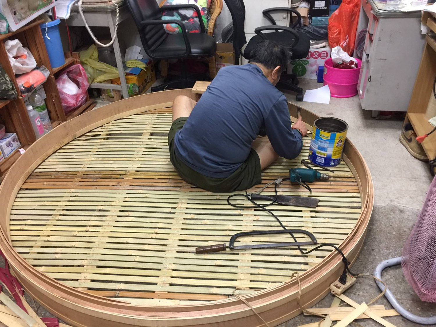 桃園一家餐廳為了打造蒸籠宴，曾跟富山蒸籠下訂直徑180公分的大型蒸籠，當時蕭家二、三代聯手，費時近3個月，完成4個蒸籠。（富山蒸籠提供）