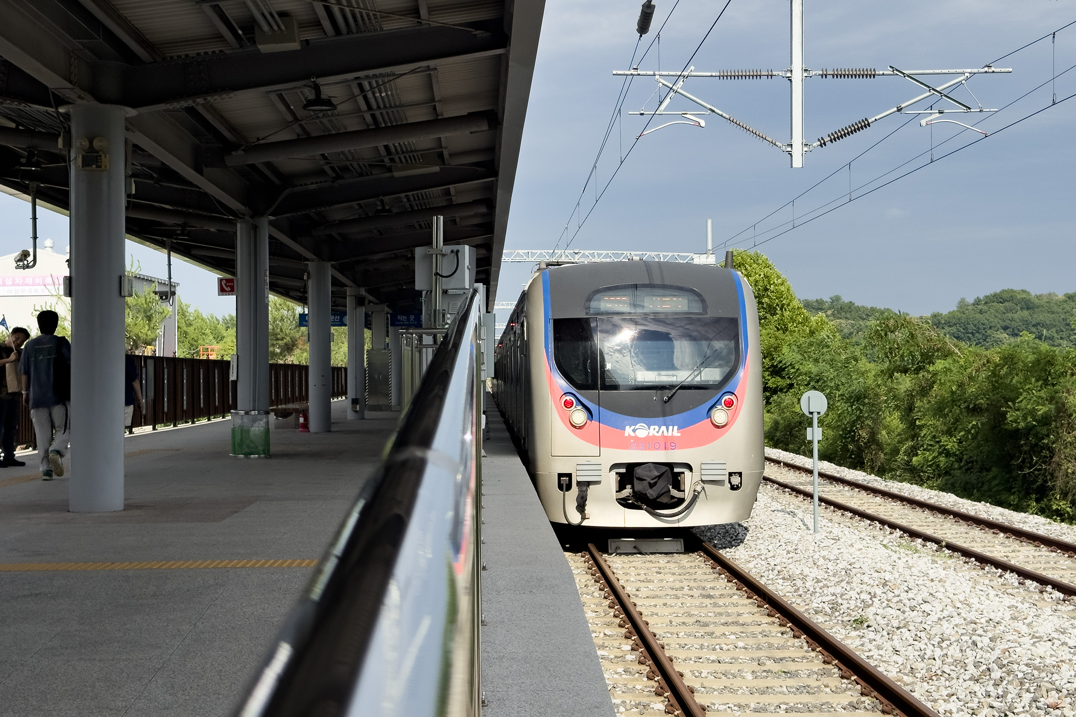 走進月台，這輛看似平凡的地鐵車廂，正是傳說中的DMZ和平列車，每月僅有兩個特別班次。