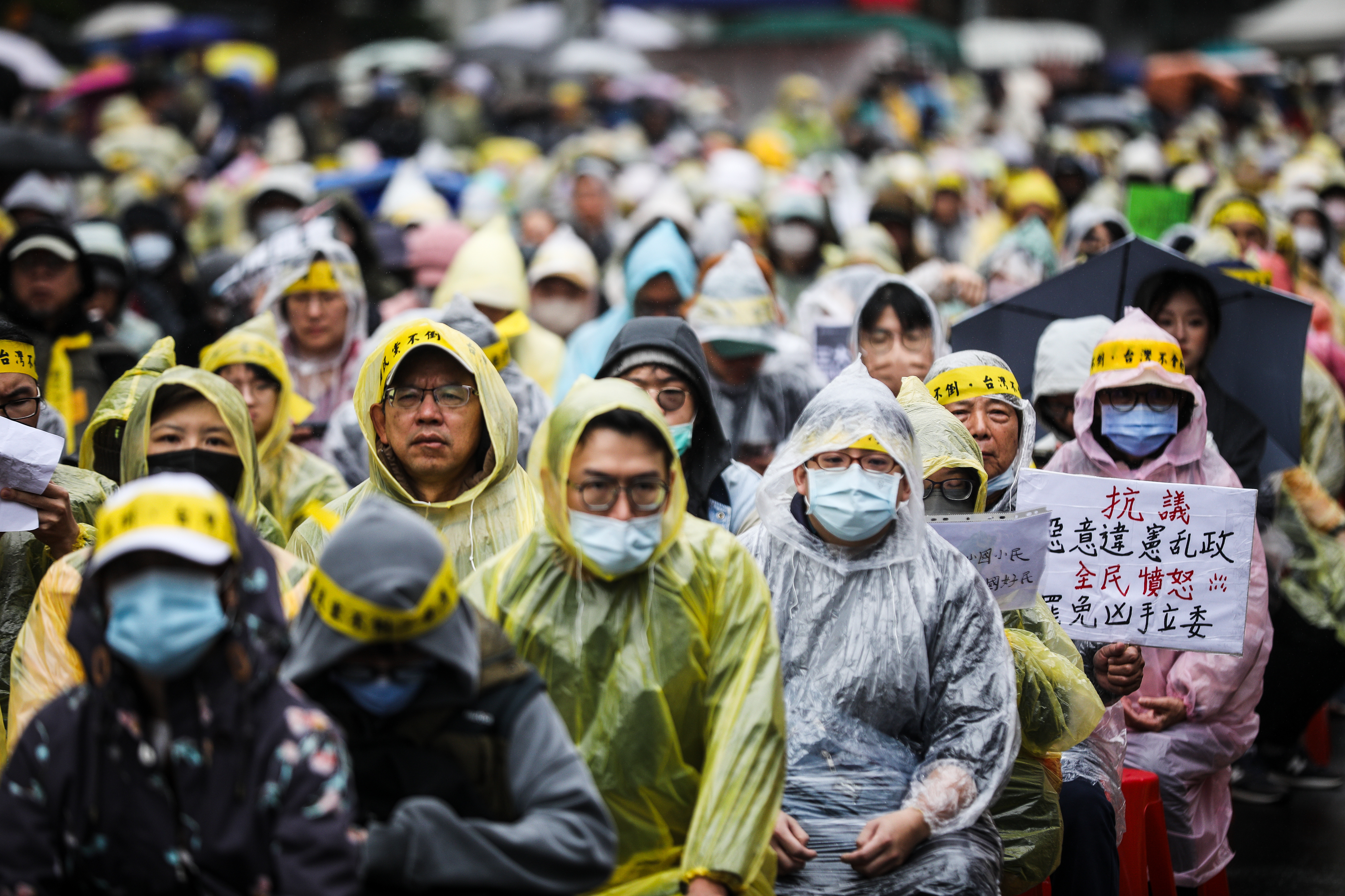 賴清德也在貼文中讚揚不畏寒風前來議場外抗議、捍衛民主的民眾。