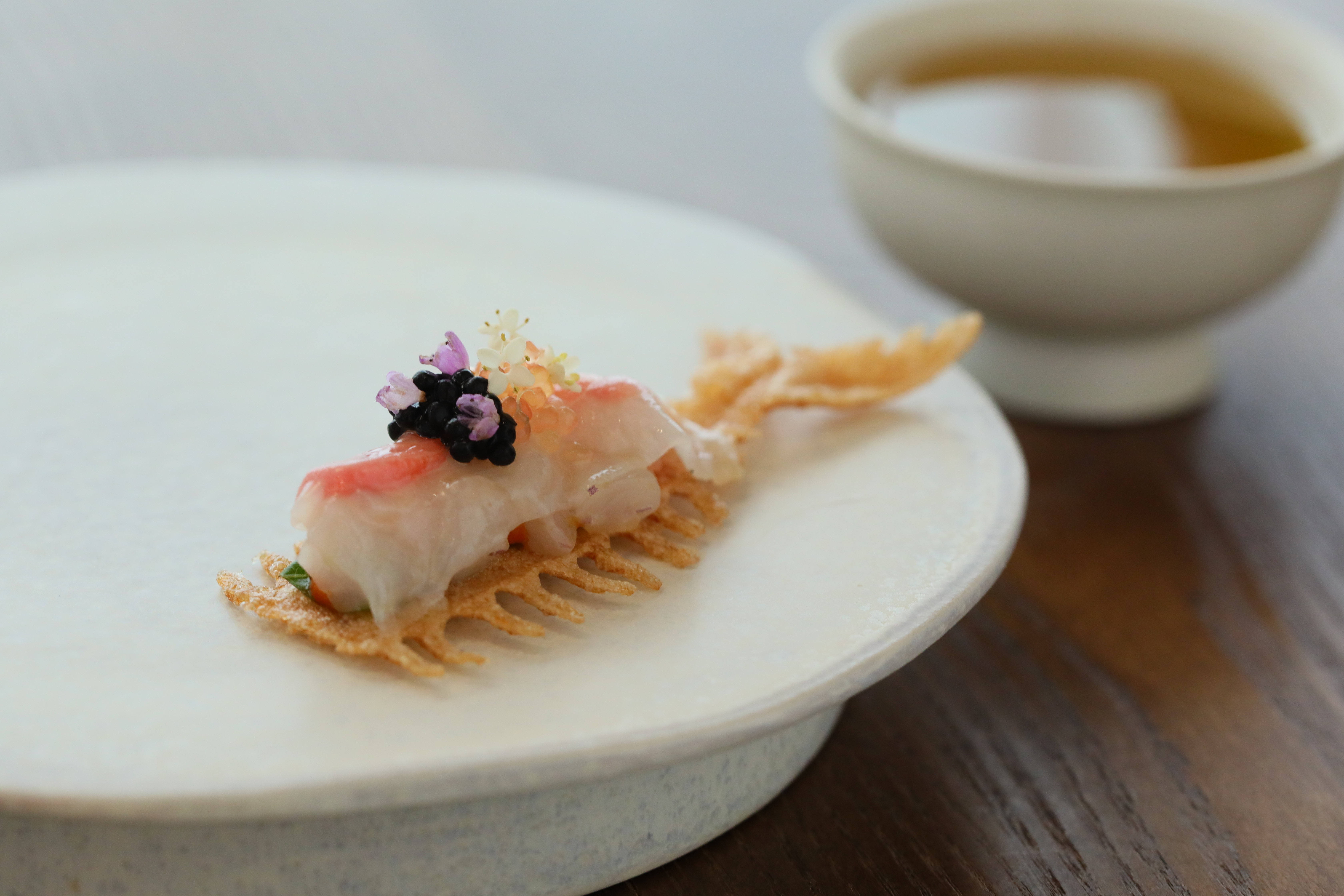 今年5月新開在屏東市的Fine Dining「旅頌Le Son」，第一道美形開胃菜出場就豔驚四座，味道也非常出色。