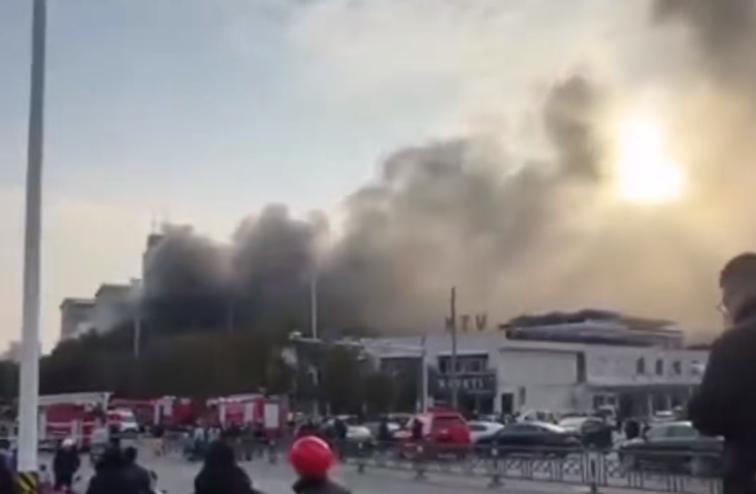 江西省渝水區商圈24日下午發生火災，燃燒伴隨的黑煙自遠處即可見。（翻攝自微博）