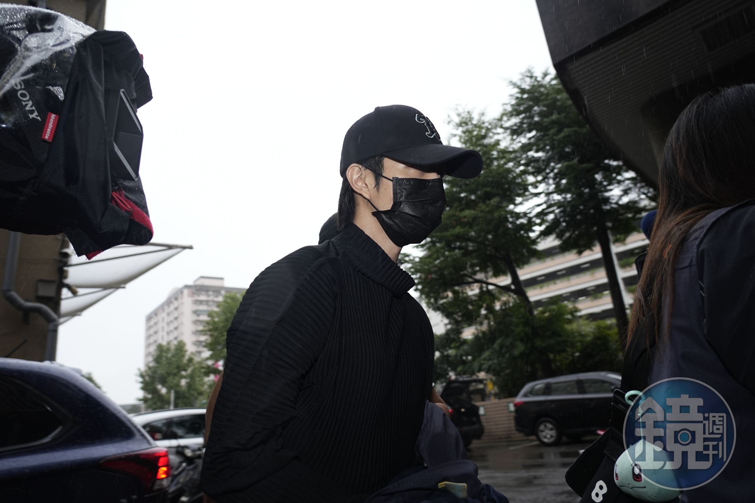 藝人小杰涉嫌閃兵，今日被檢警拘提到案。