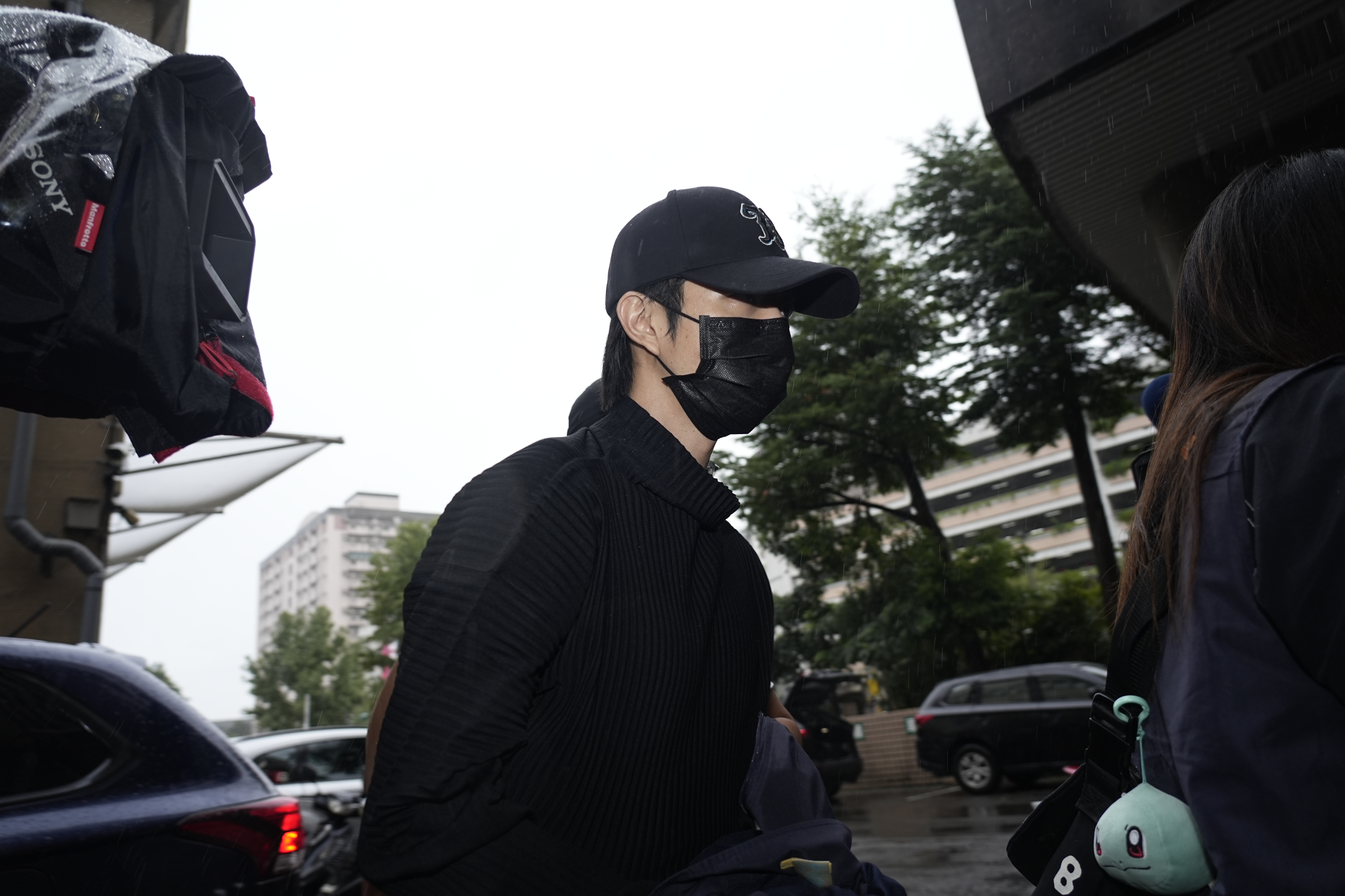 藝人小杰涉嫌閃兵，今日被檢警拘提到案。