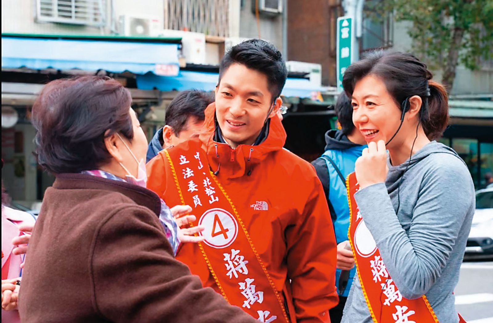 石舫亘（右）過去未缺席丈夫蔣萬安（中）輔選工作，近期也將投入掃街拜票。（翻攝蔣萬安臉書）