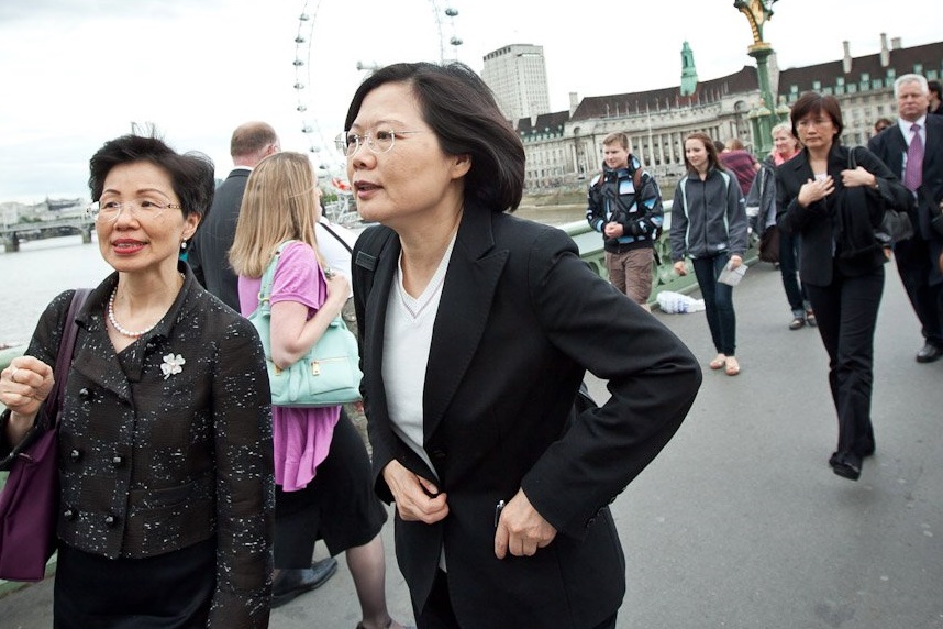 前總統蔡英文核心幕僚張祥慧（右2）日前辭世，昨日低調舉行告別式。（翻攝自蔡英文臉書）