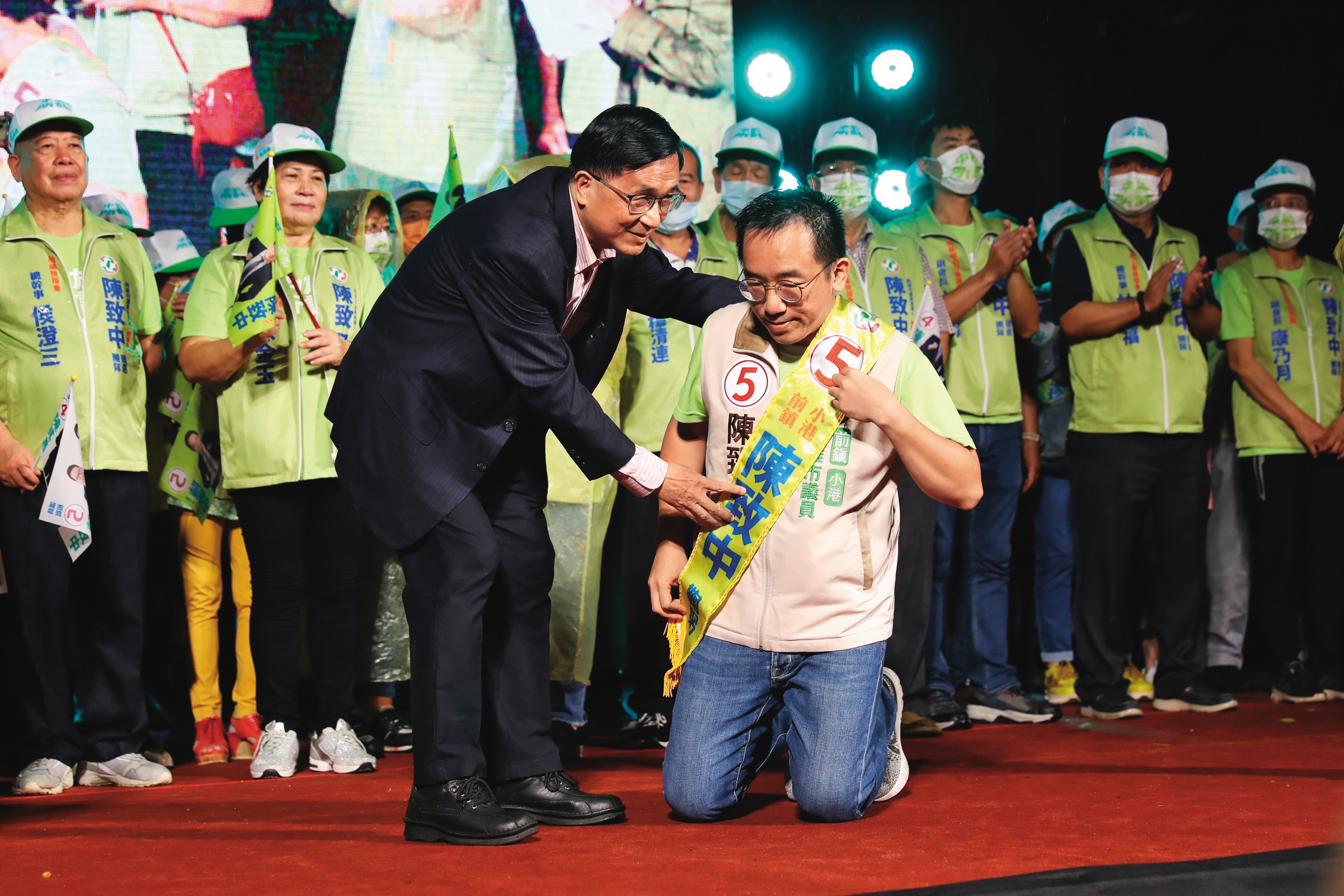 陳水扁(左)在長子陳致中(右)2022年參選高雄市議員時站台助選。