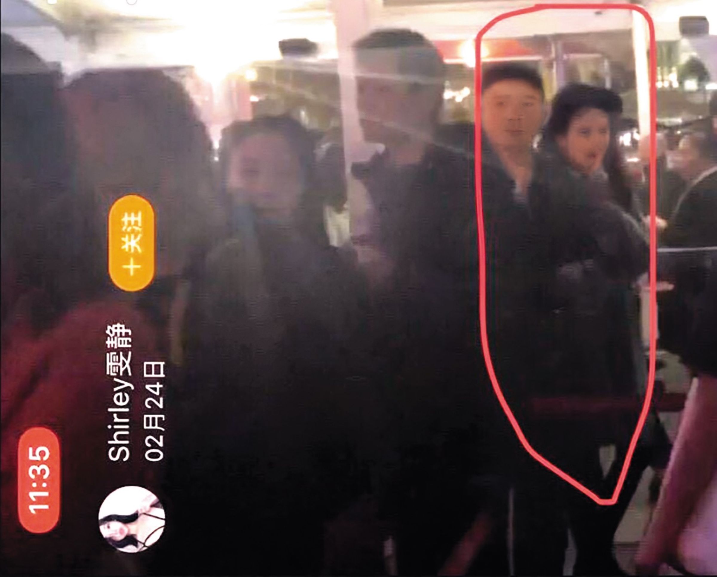 紀曉波(紅圈處)多年來緋聞不斷,2018年時曾被拍到跟女性親密地現身在網紅的直播中。