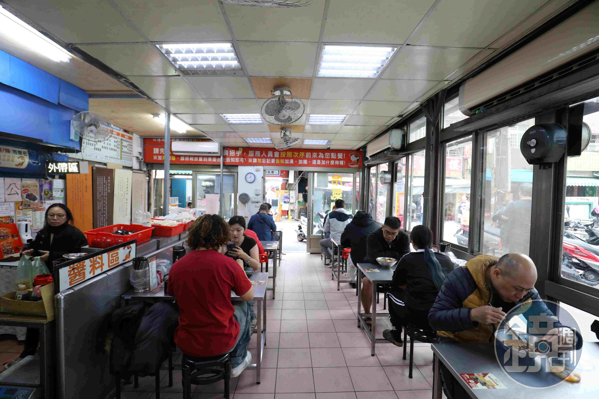 擁護永川牛肉麵的在地客人也很多,24小時川流不息。