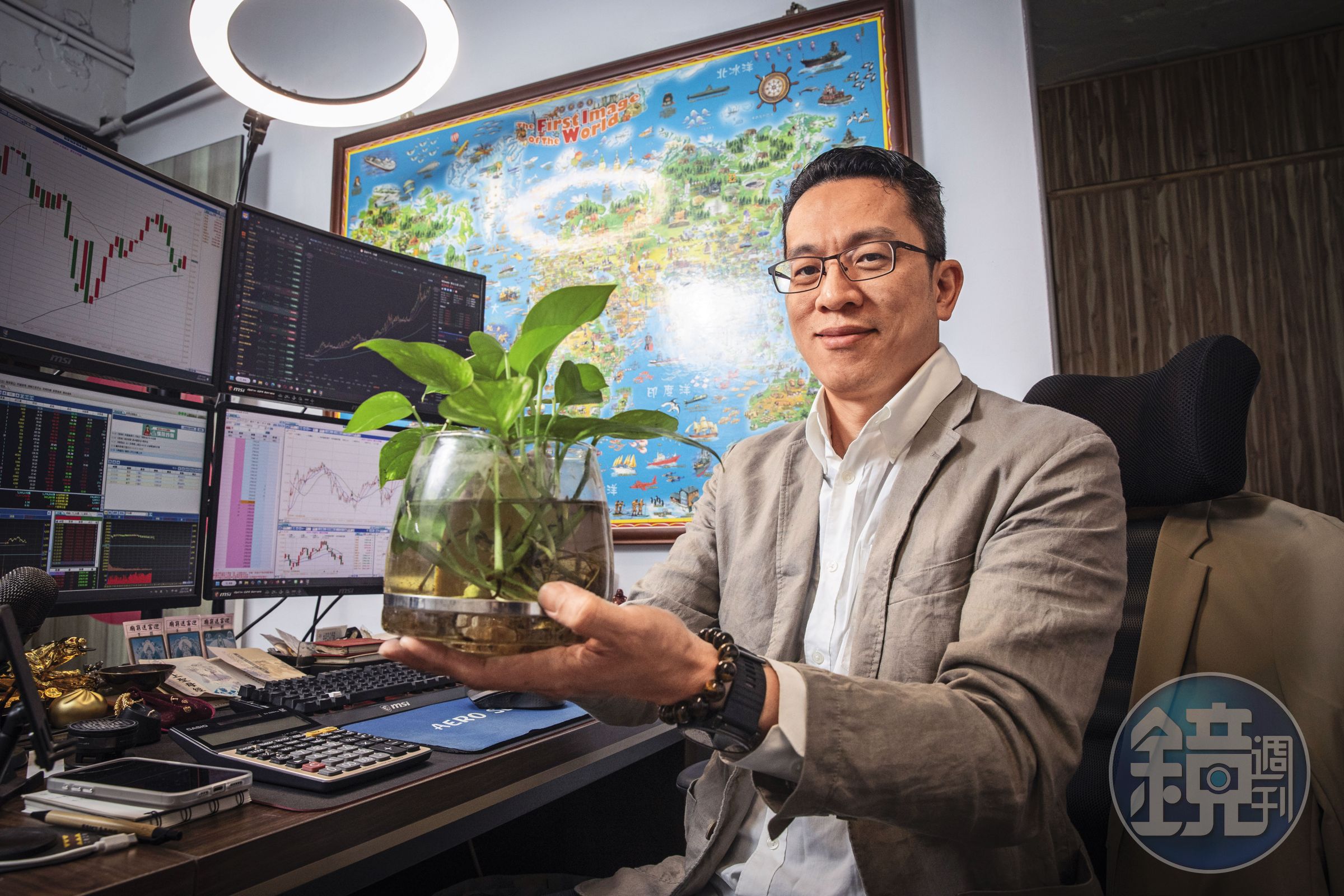 零股達人張琨琳工作室都被綠色植物占據，他最喜愛黃金葛，因其適應力強，剪枝就能再生。