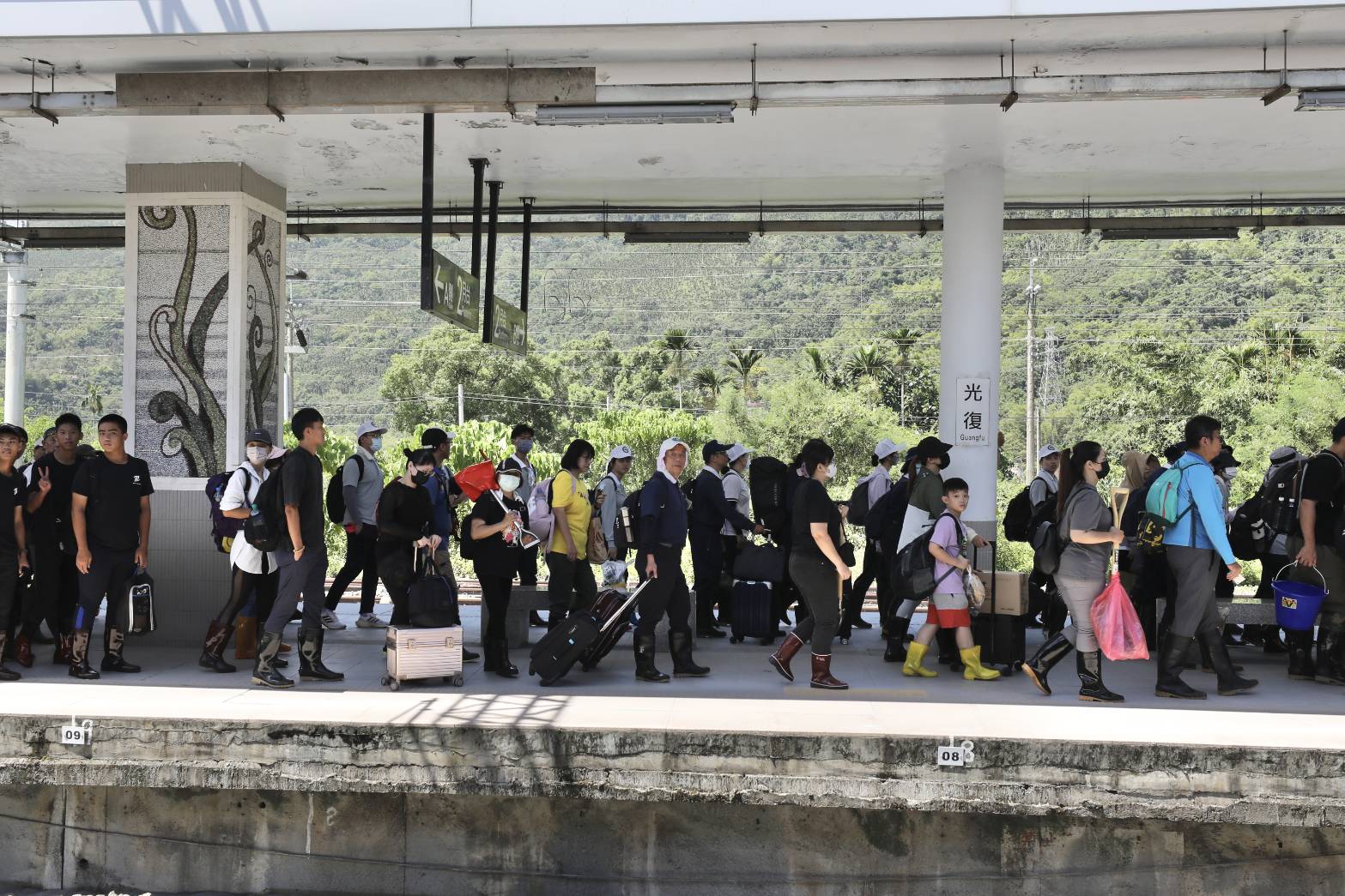 花蓮馬太鞍溪堰塞湖壩頂溢流後，有不少民眾化身「鏟子超人」湧入光復協助清理、重建。