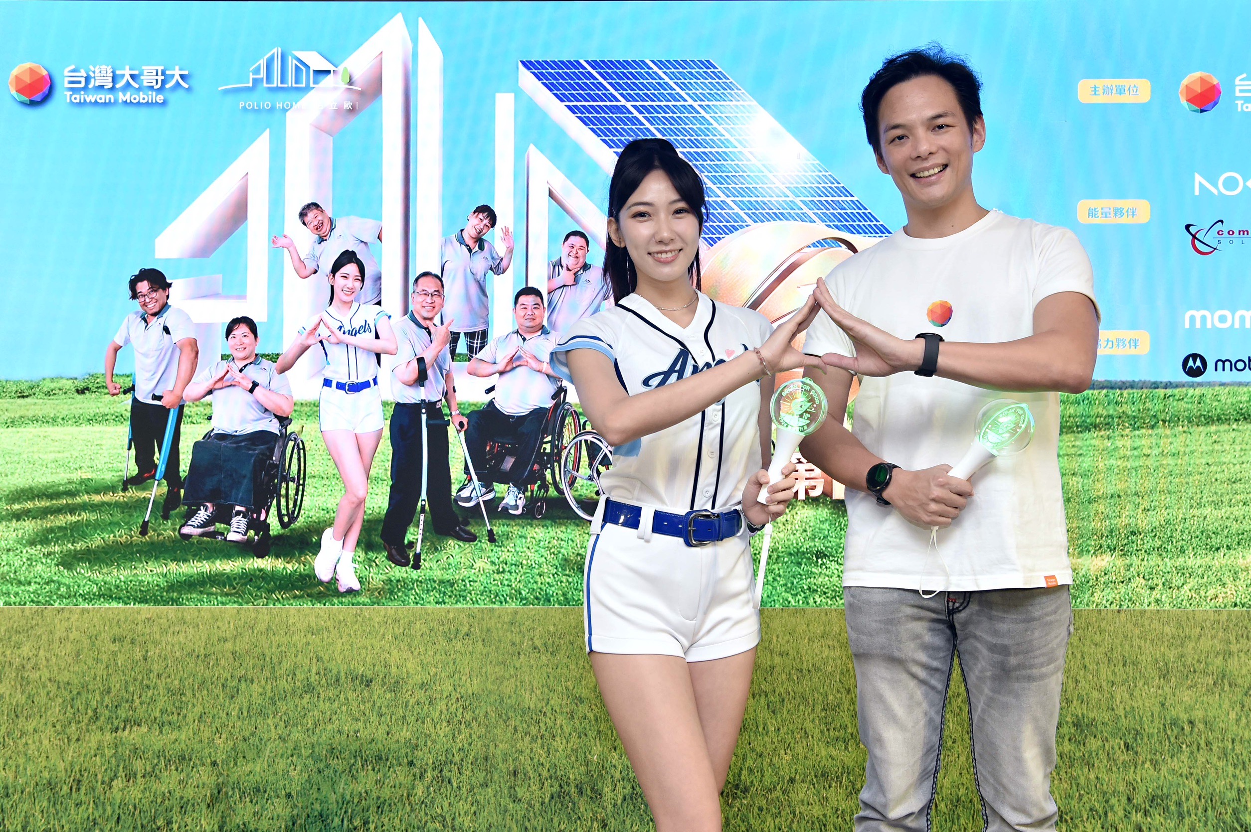 台灣大哥大總經理暨台灣大基金會執行長林之晨(右)與Fubon Angels檸檬(左)共同比出第十屆「種福電」應援手勢,齊聲高喊「凝聚愛心,點亮伯立歐家園的希望」。