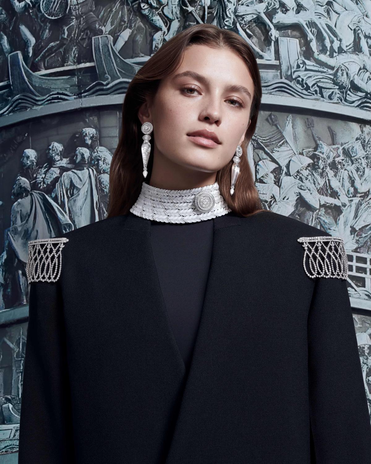 BOUCHERON The Power of Couture珠寶的女模特兒形象照，雖然唯美，卻非常帥氣，甚至可形容為頗具威嚴。肩飾（épaulettes）珠寶更可轉化為一對手鍊配戴。