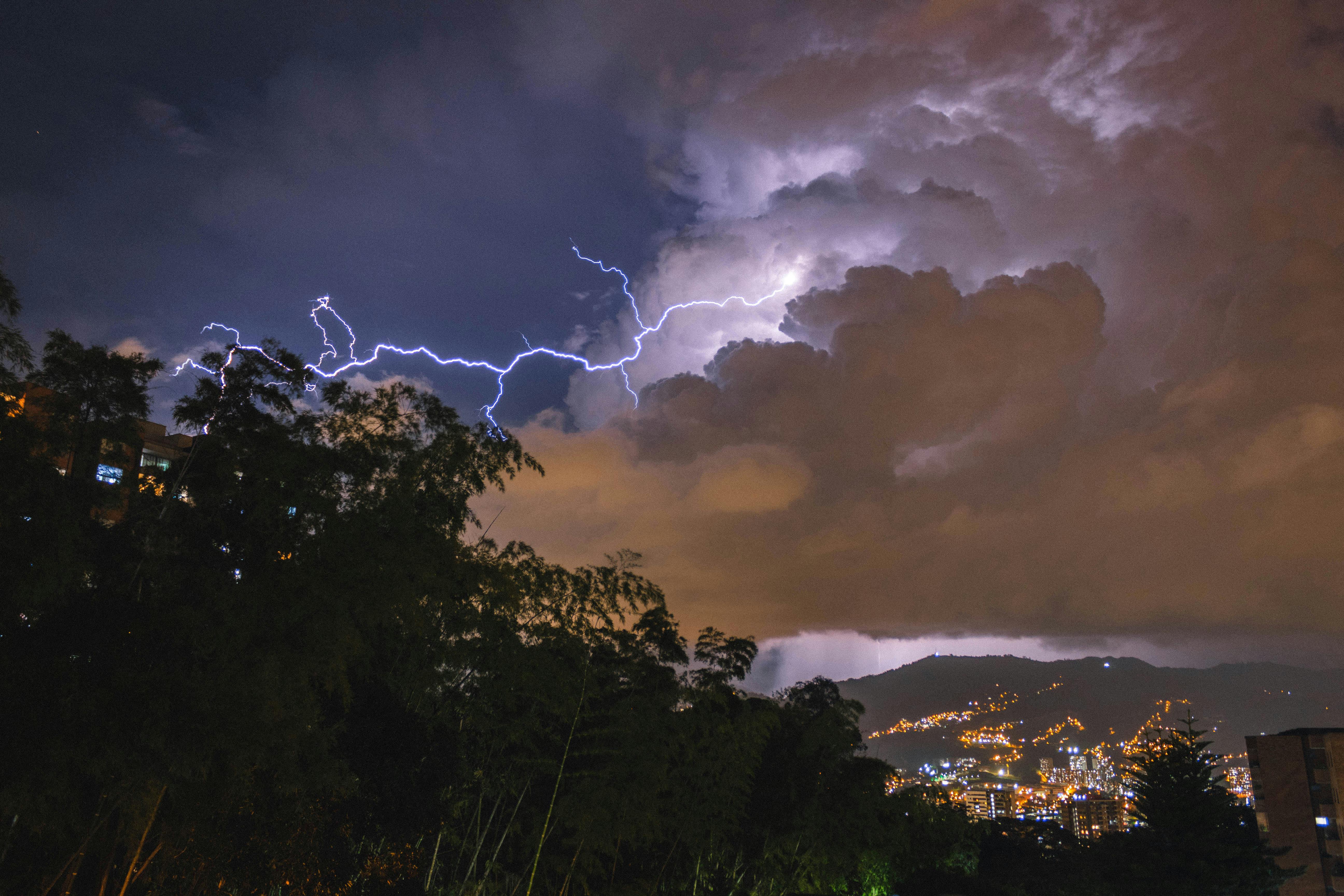 雷神來襲！少女邊充電遇雷擊，電流灌入手臂、耳鳴腦空白。（示意圖／pexels）