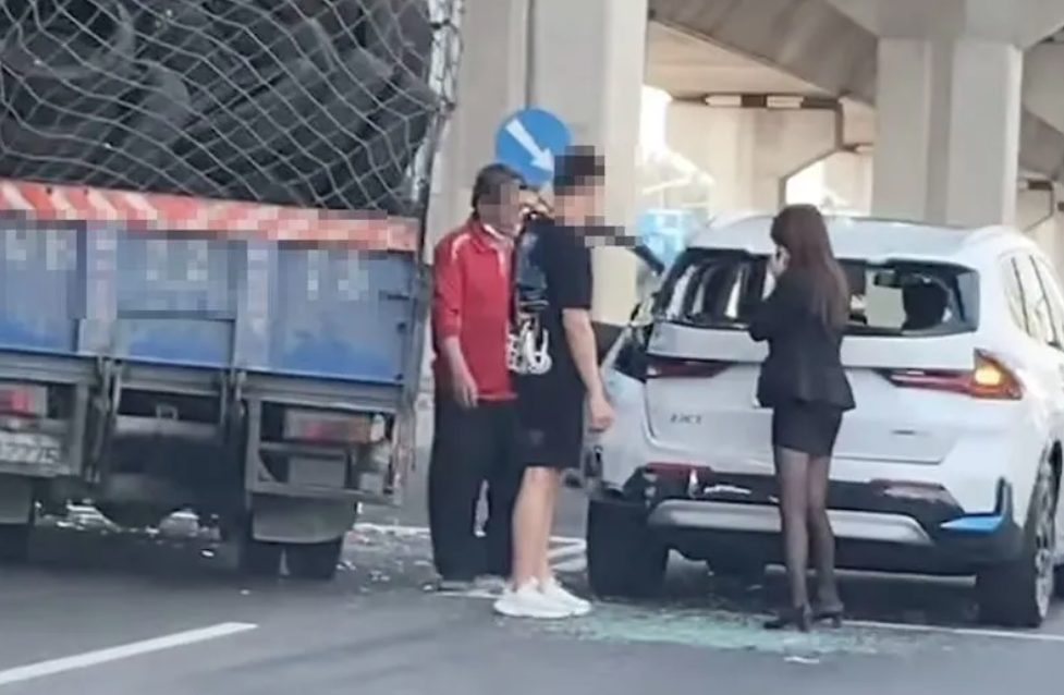 一名女業務在路邊處理車禍，意外掀起網友討論。（翻攝自臉書社團「爆廢1公社」）