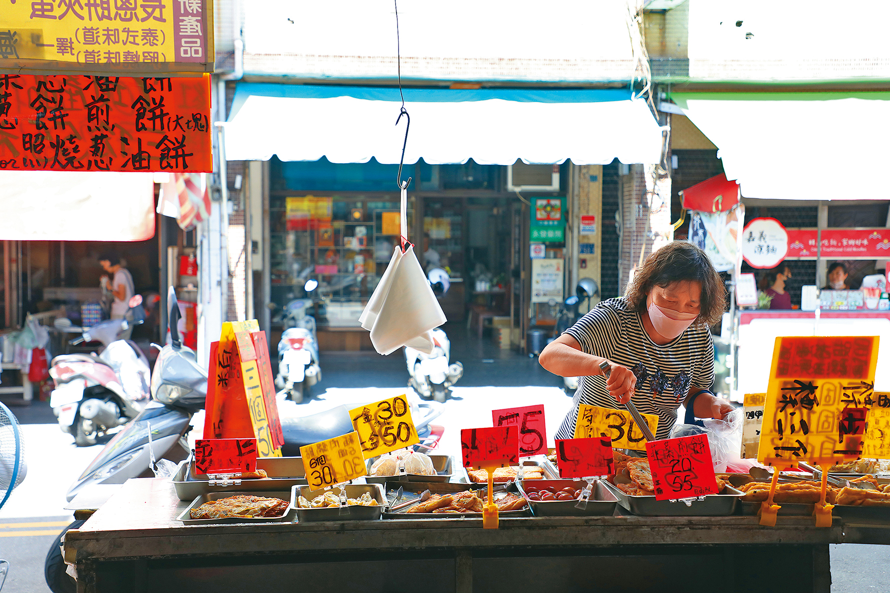 樂群早餐店是自助式取餐,所有早點都擺在攤上,自己拿塑膠袋裝,然後結帳,可外帶,也可以坐下來吃,非常方便。