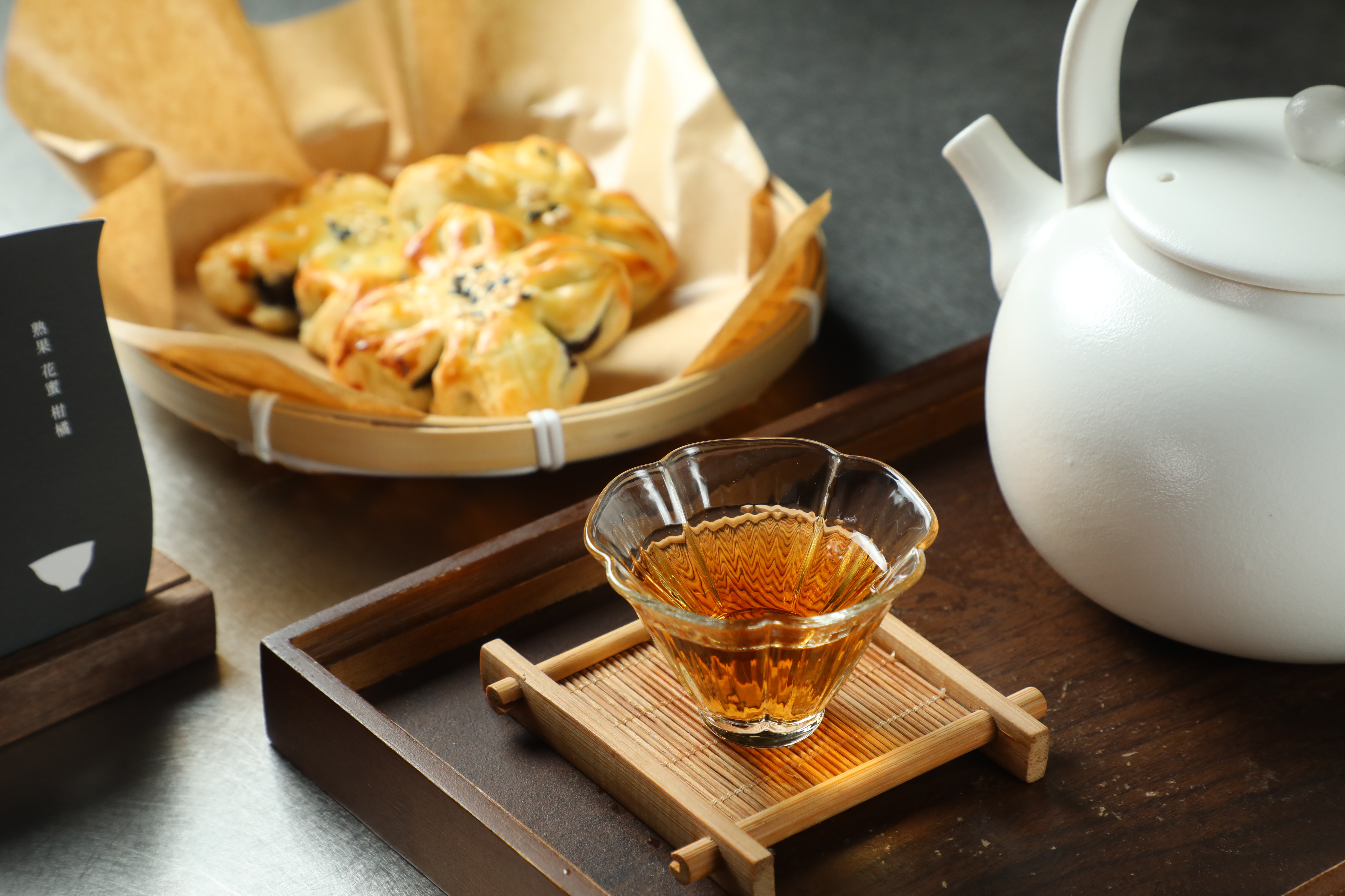 精品煮茶中的梨山蜜香紅茶「一騎紅塵妃子笑」（前，250元／壺），與包入綿密豆沙餡的「荷花酥」（後，125元／份）是絕佳拍檔。