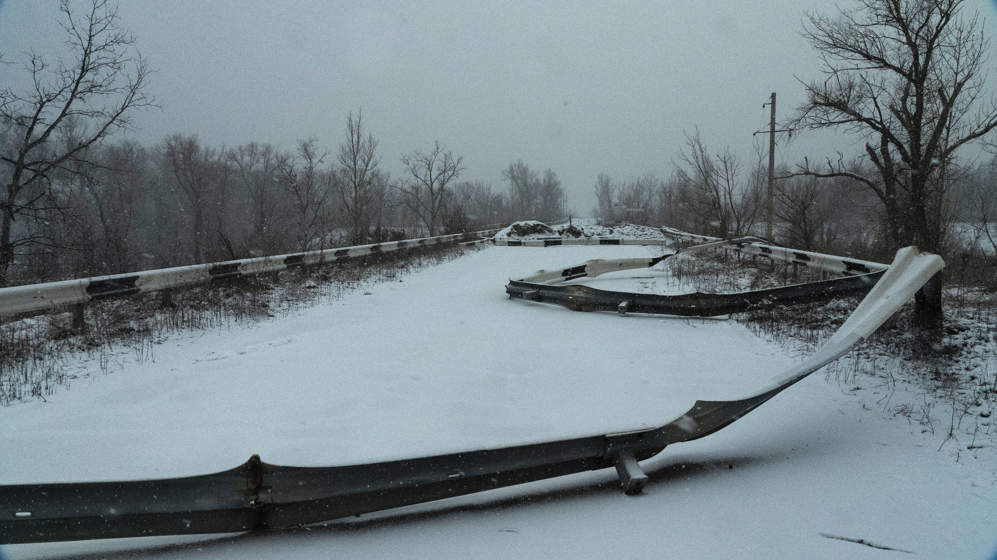Google Maps導航至邁亞基夫斯卡（Maiakivska）附近一處被雪覆蓋的路障，路障的護欄已損毀。