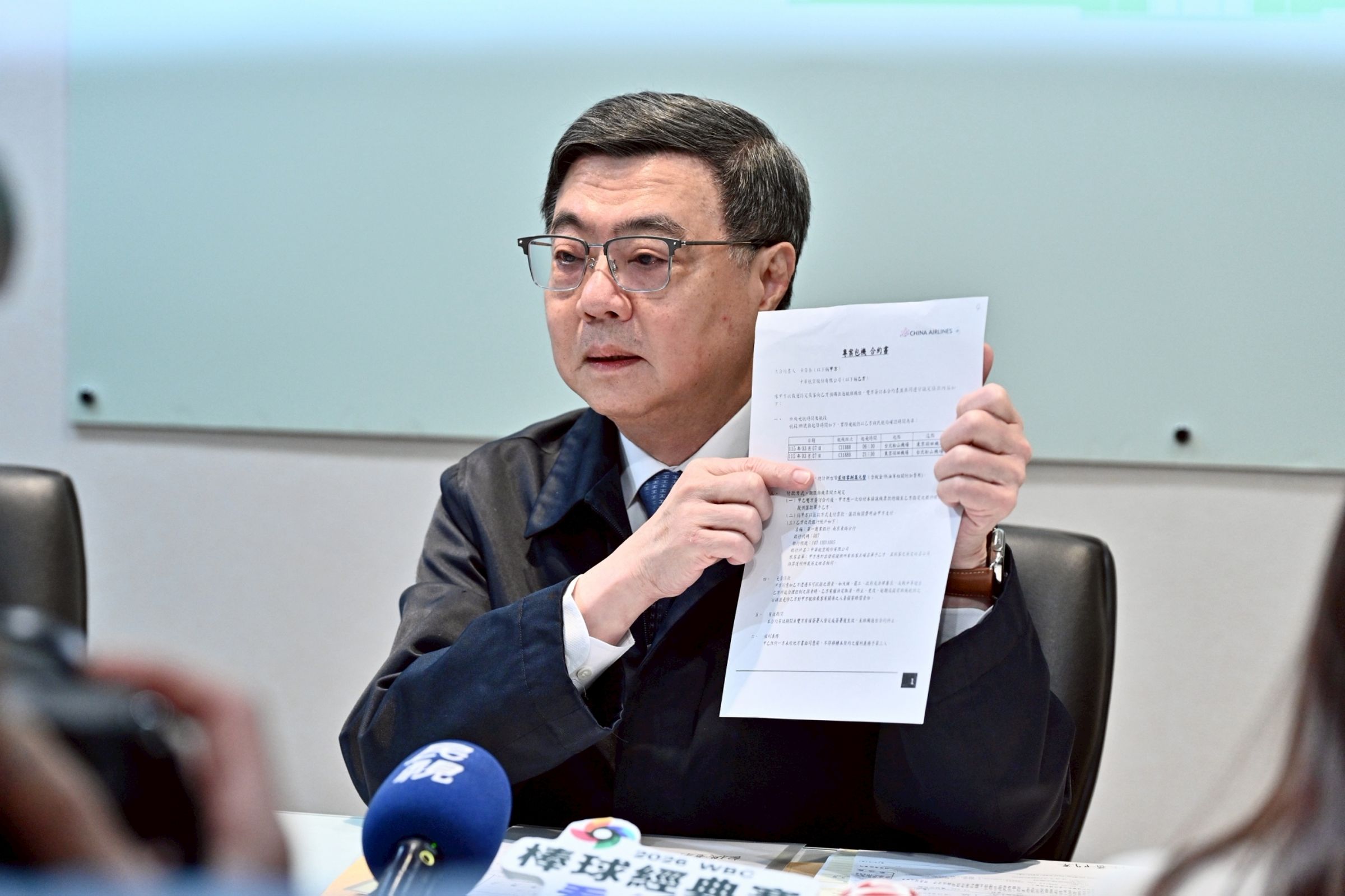 卓榮泰今天開記者會秀單據。（行政院提供）