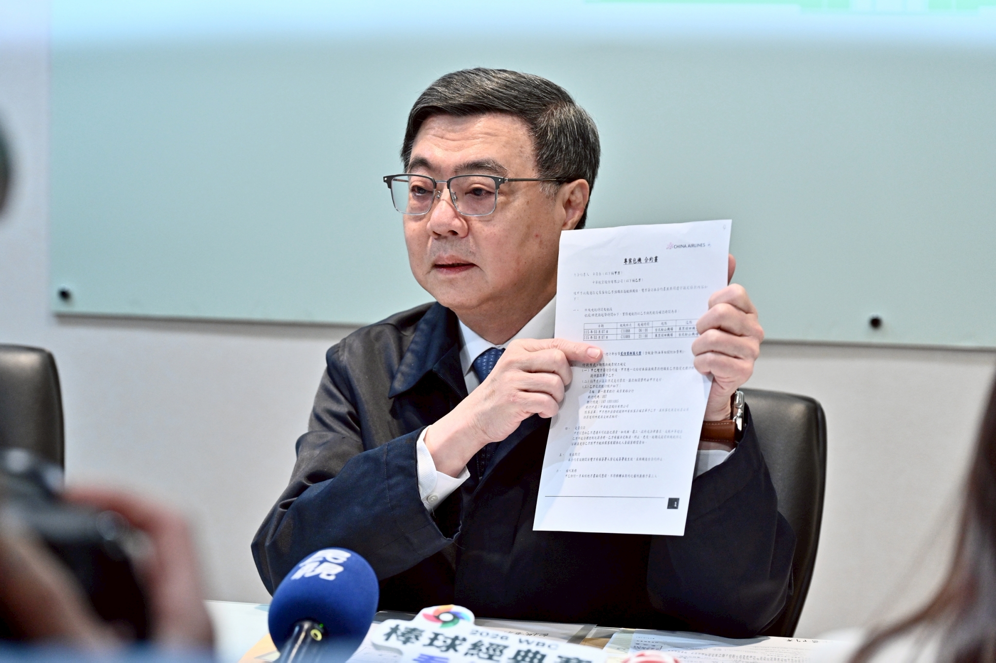 卓榮泰今天開記者會秀單據。（行政院提供）