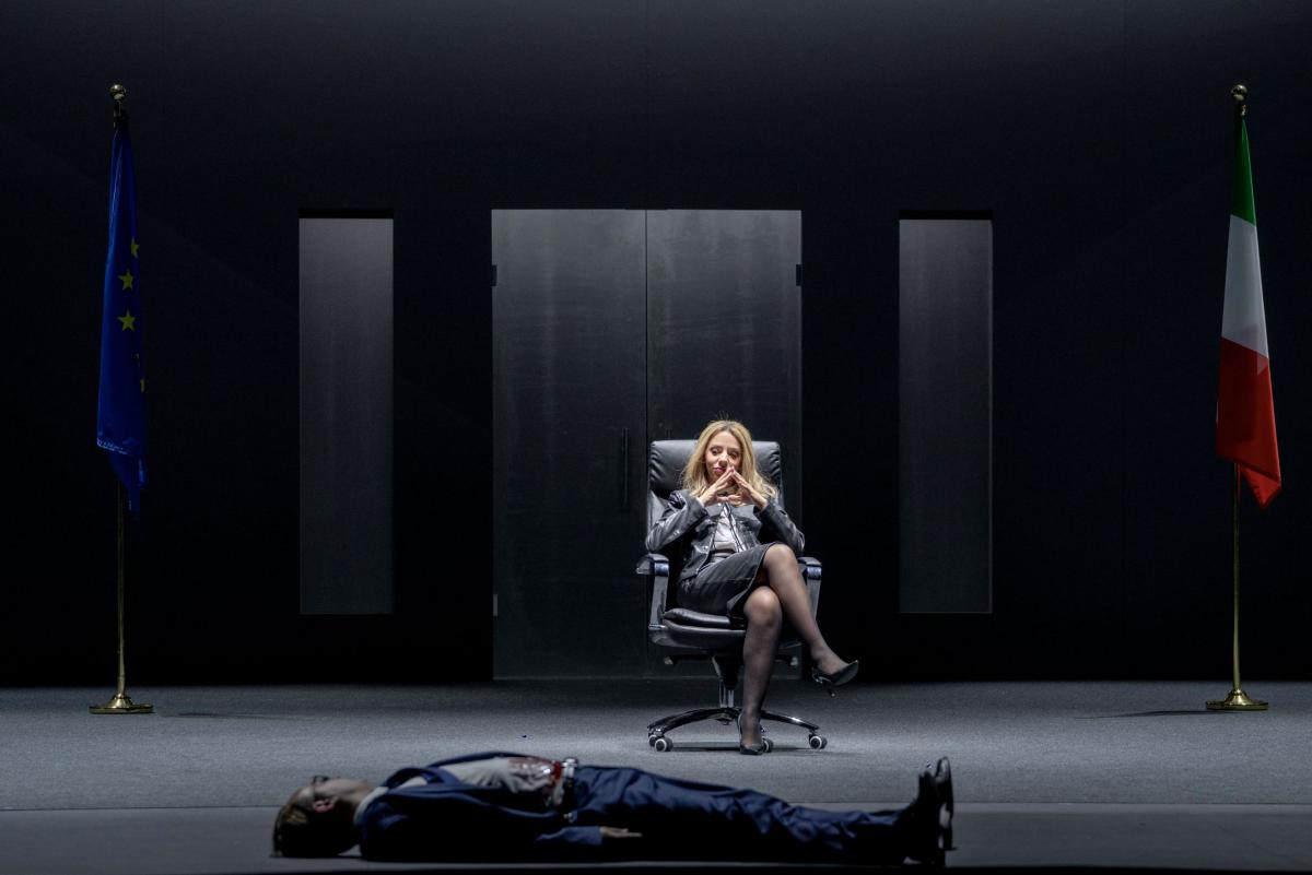 在「薩爾斯堡藝術節」上表演的歌劇《狄托的仁慈》，是莫札特寫於230年前的歌劇，原本描寫羅馬皇帝與臣子之間的愛慾情仇，如今則被改編為以義大利國會為舞台，有如《紙牌屋》一般的政治愛恨情仇的鬥爭劇，甚至還有女同性戀的角色。