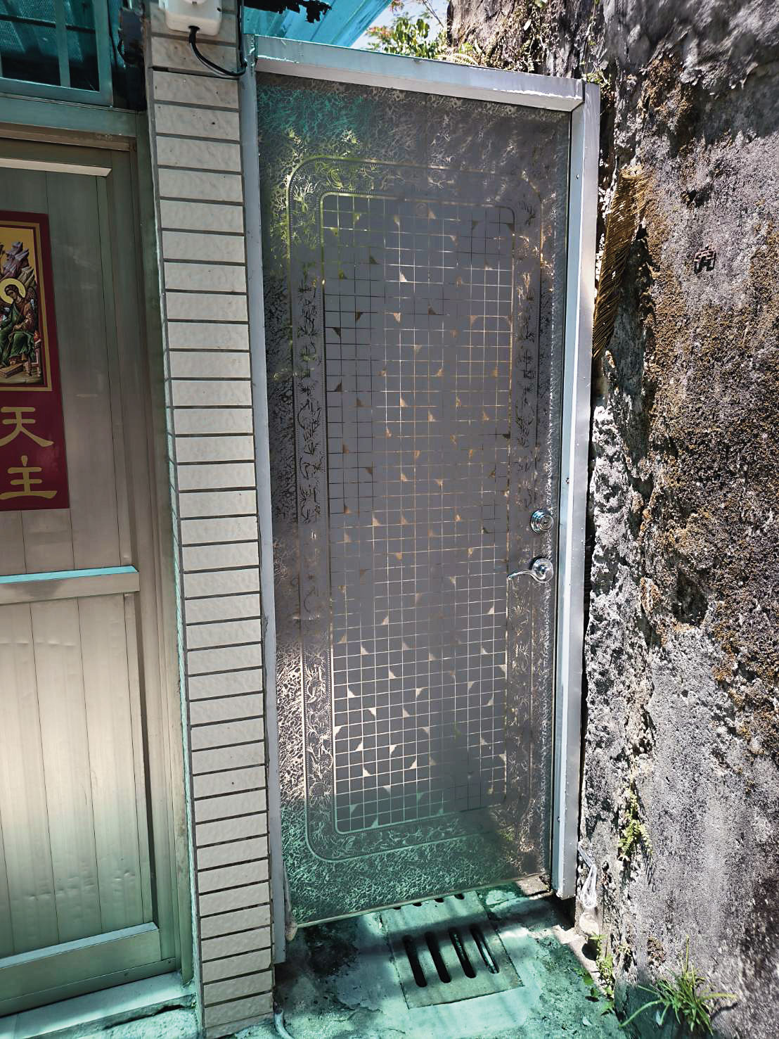 軍備局人員擅自從右側鐵門（圖）進入A小姐住家，嚇得她以為是歹徒闖空門。（李育材攝）