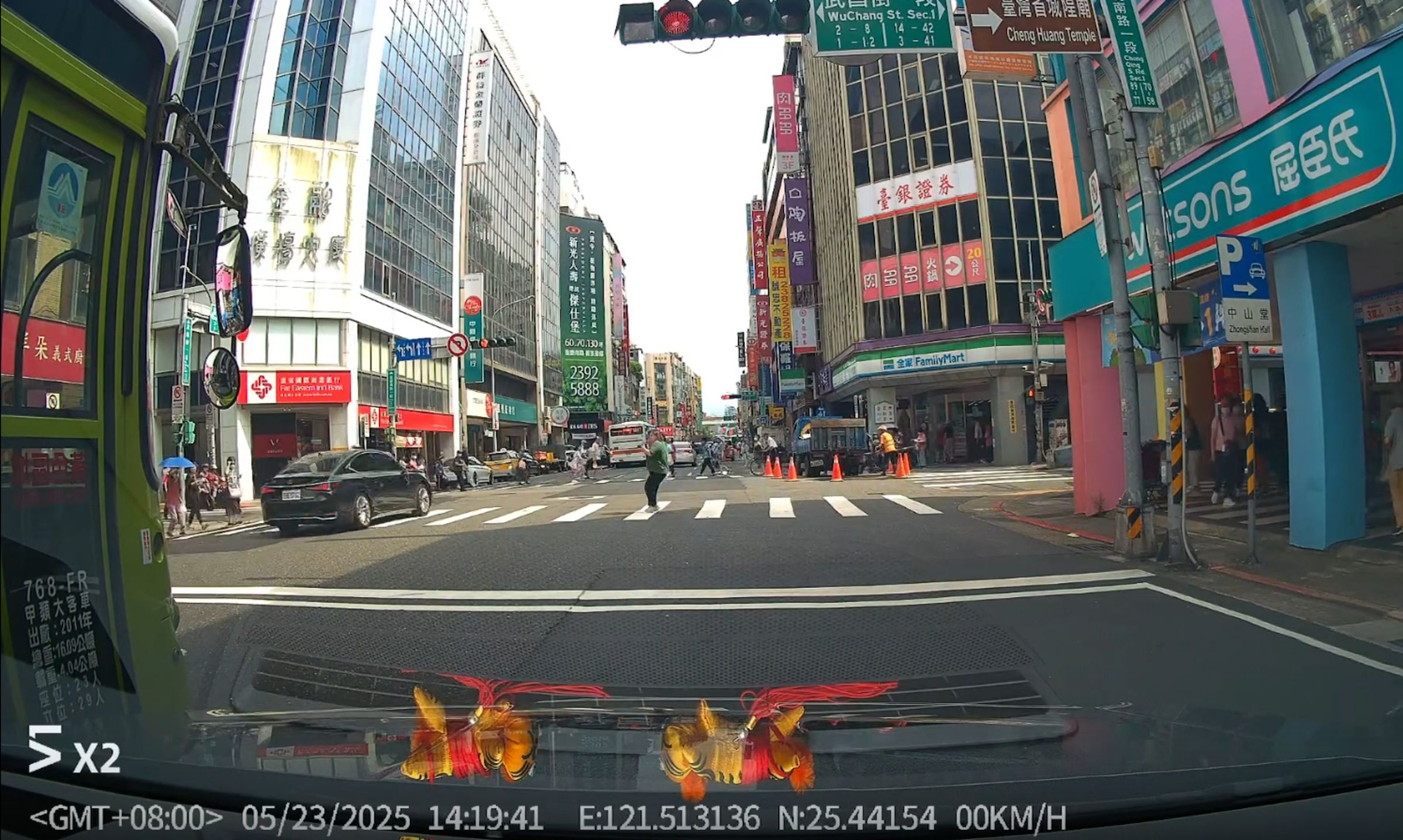 黑車高速闖紅燈,還是無照駕駛。(threads@mr.an910 授權提供)